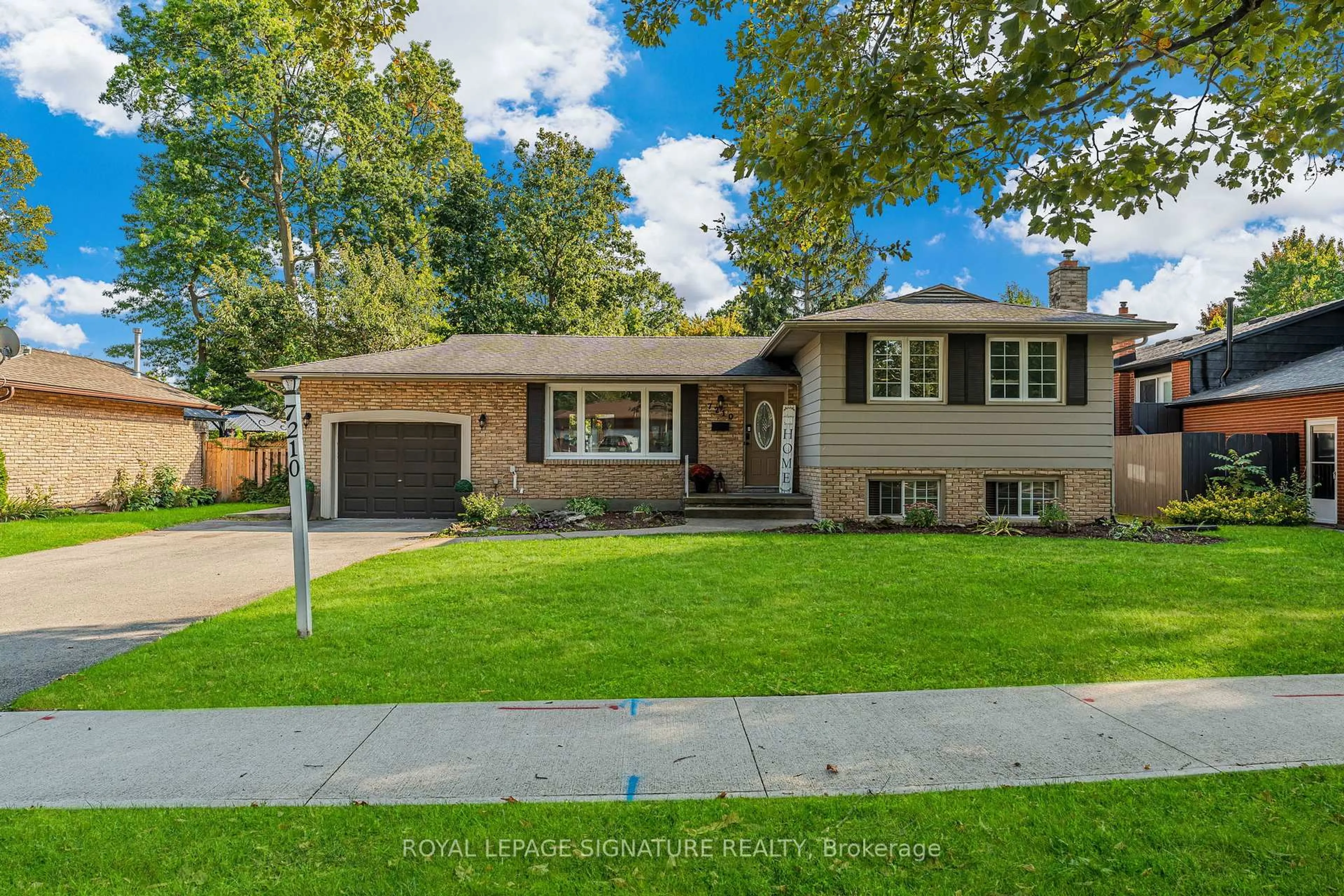 Home with vinyl exterior material, street for 7210 Woodington Rd, Niagara Falls Ontario L2J 2C3