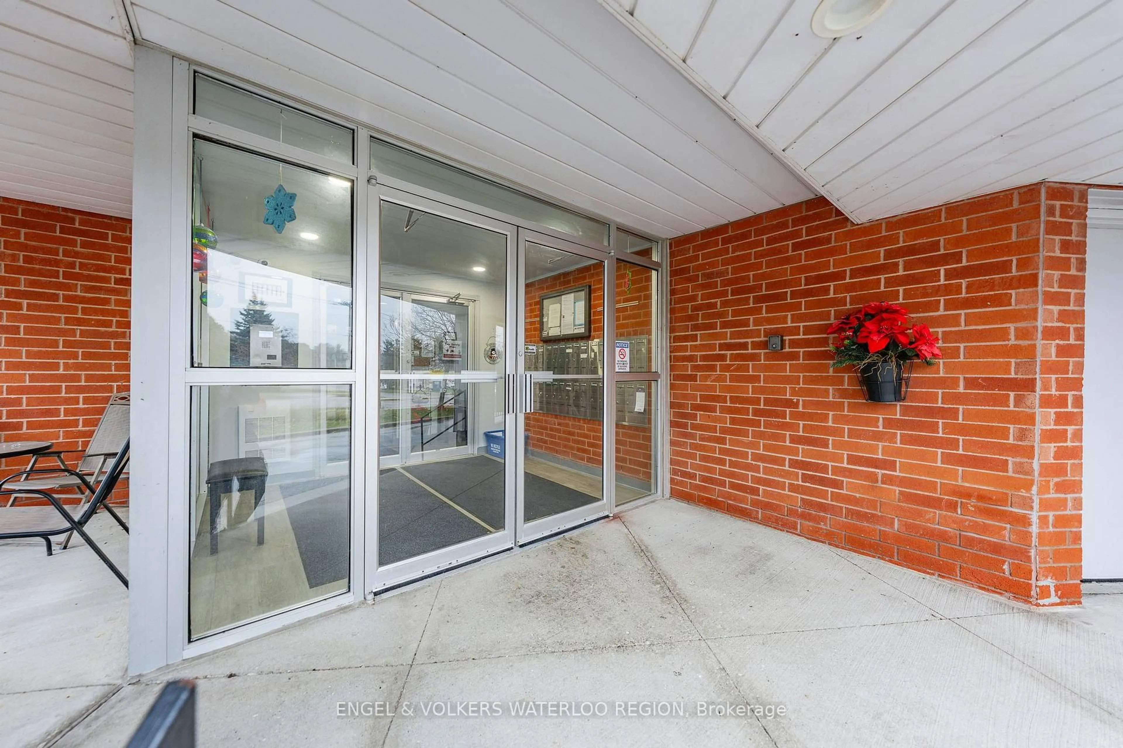 Indoor foyer for 500 Westmount Rd #410, Kitchener Ontario N2M 5M9