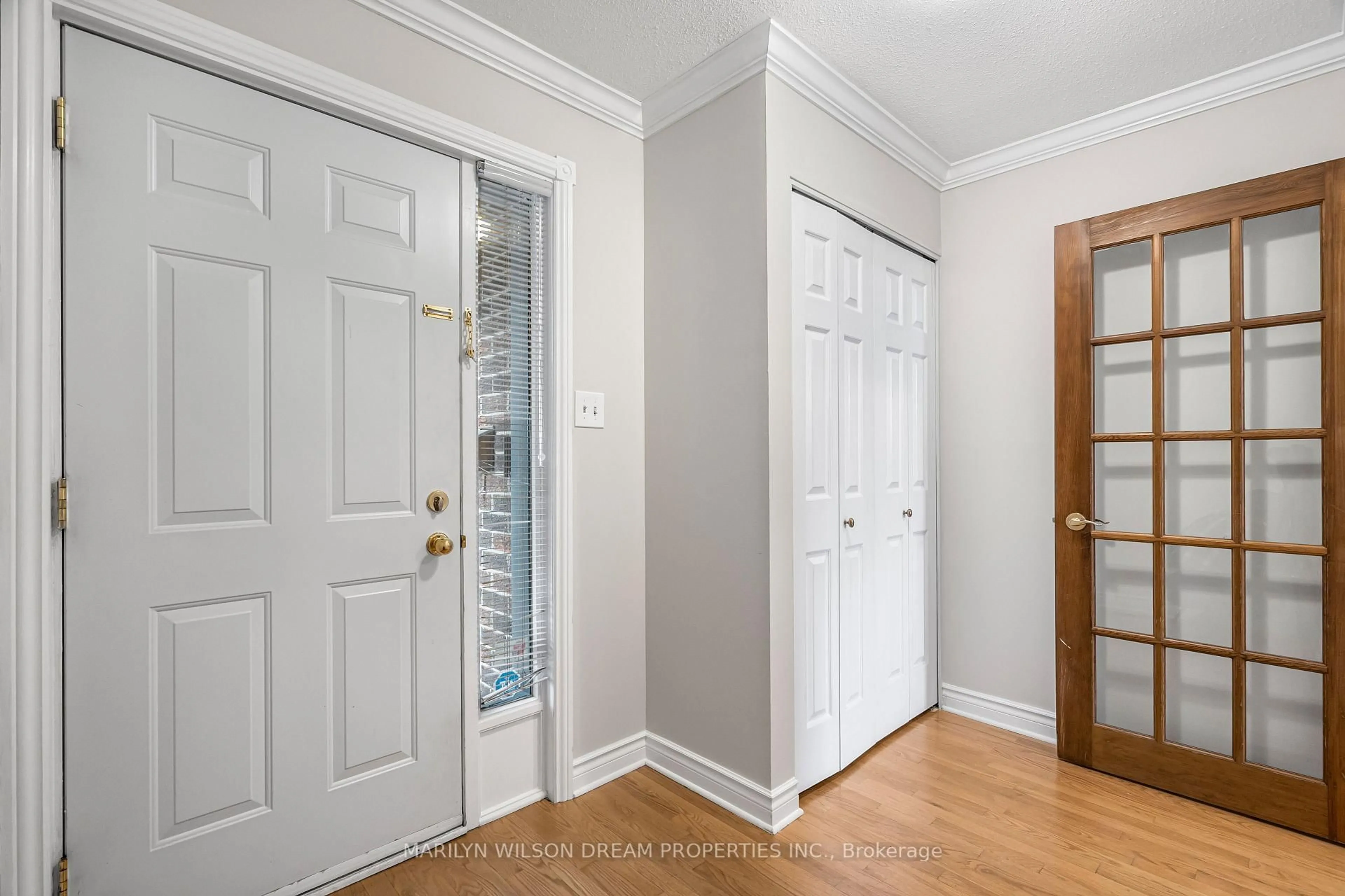 Indoor entryway for 1678 Smithers Cres, Ottawa Ontario K1C 4W9