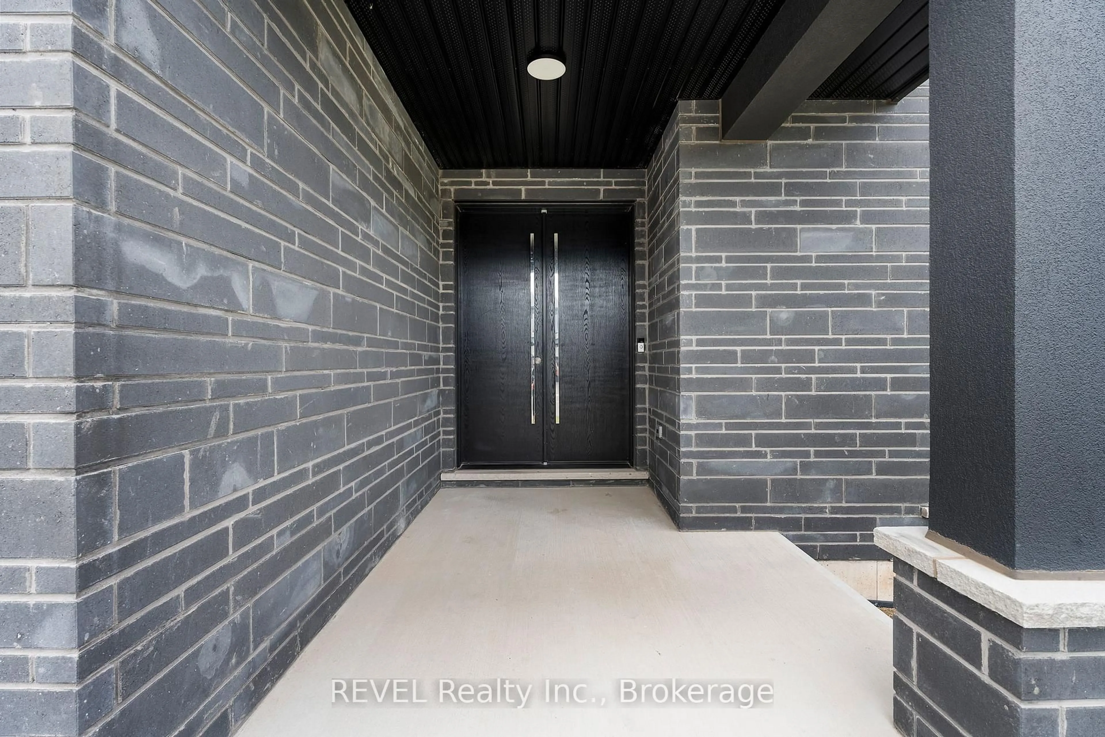 Indoor foyer for 7365 Jonathan Dr, Niagara Falls Ontario L2H 3T3
