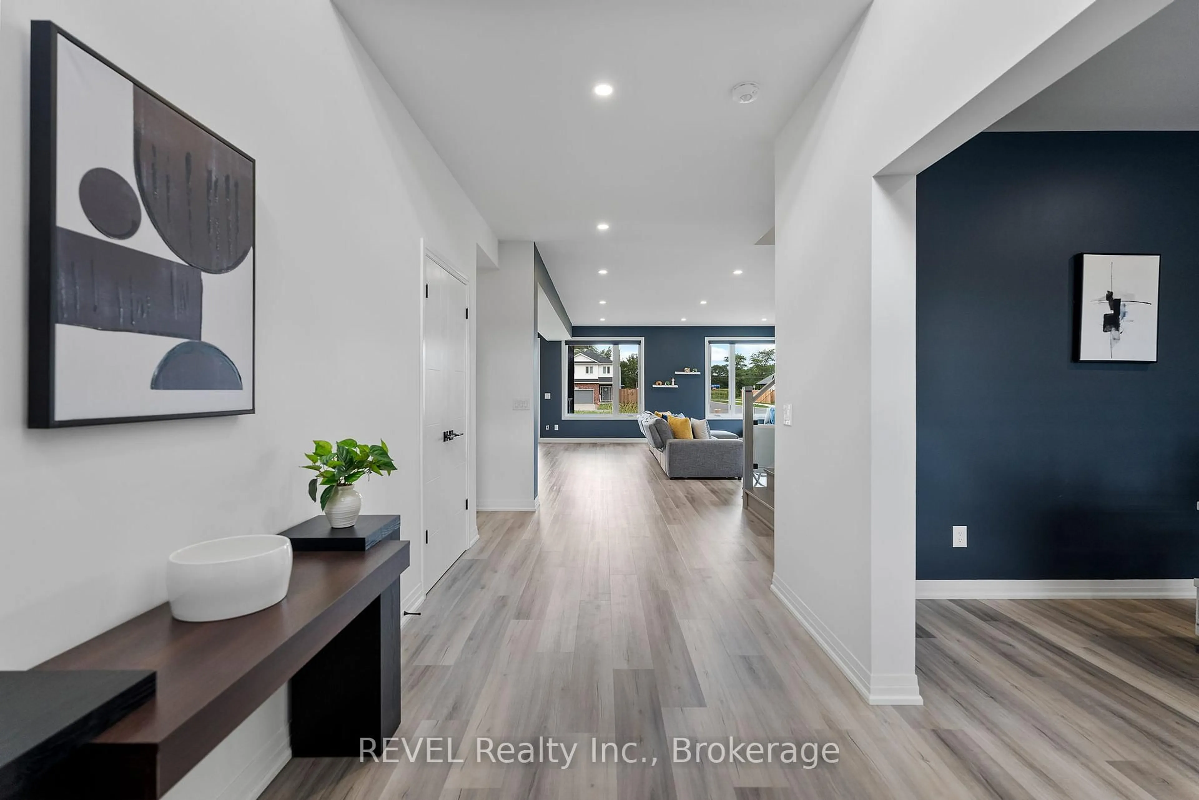 Indoor entryway for 7365 Jonathan Dr, Niagara Falls Ontario L2H 3T3