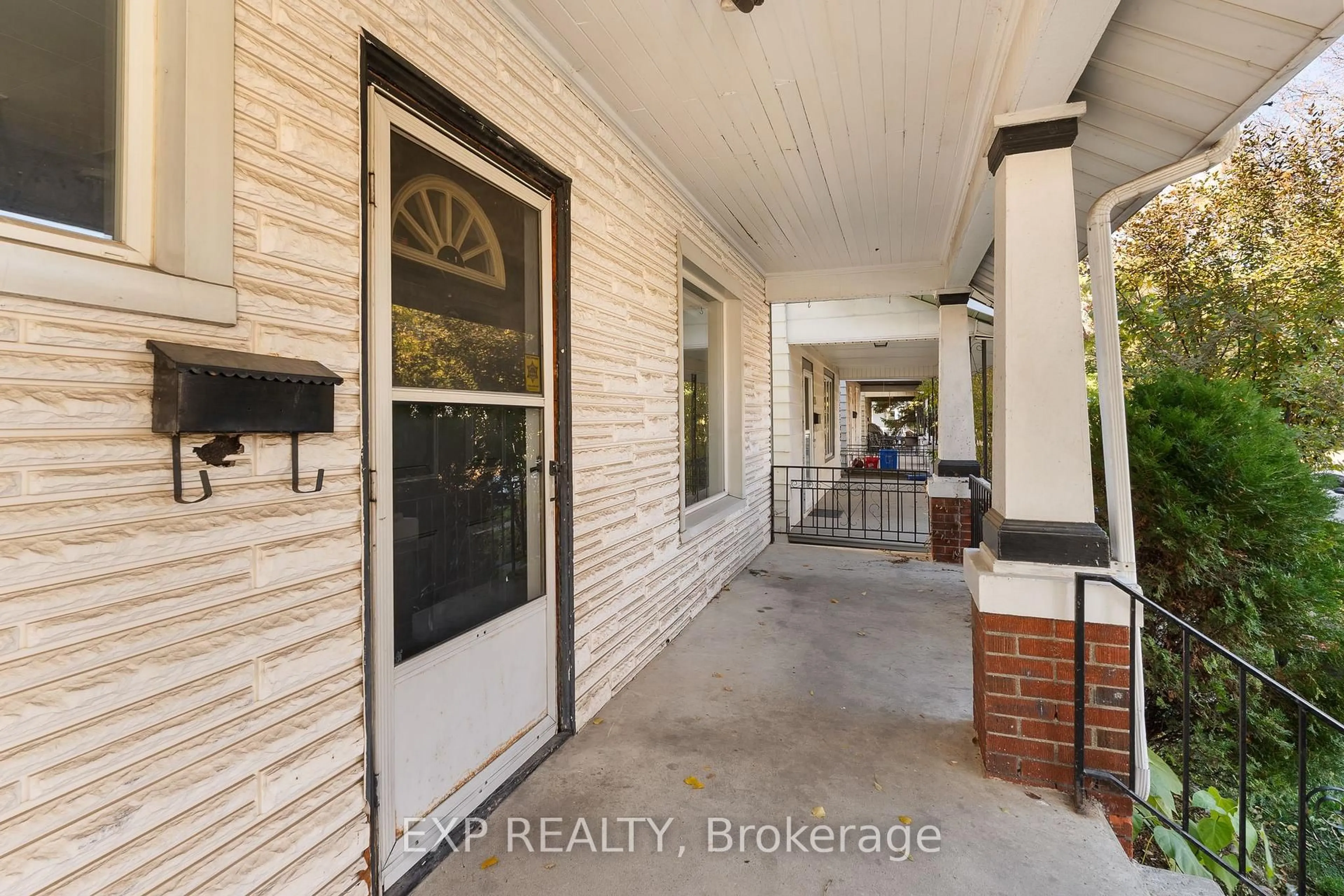 Indoor entryway for 467 Grove Ave, Windsor Ontario N9A 6G3