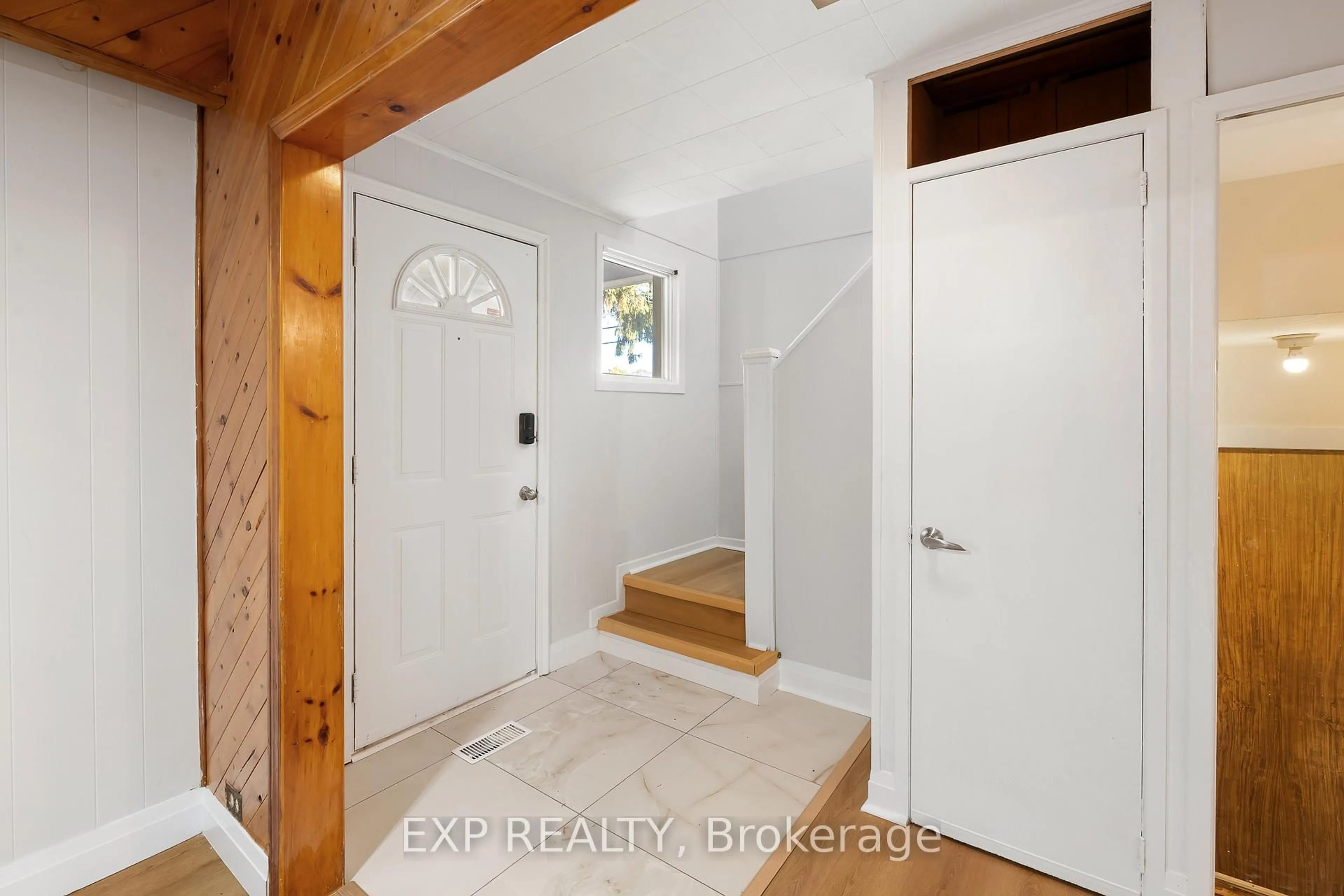 Indoor entryway for 467 Grove Ave, Windsor Ontario N9A 6G3