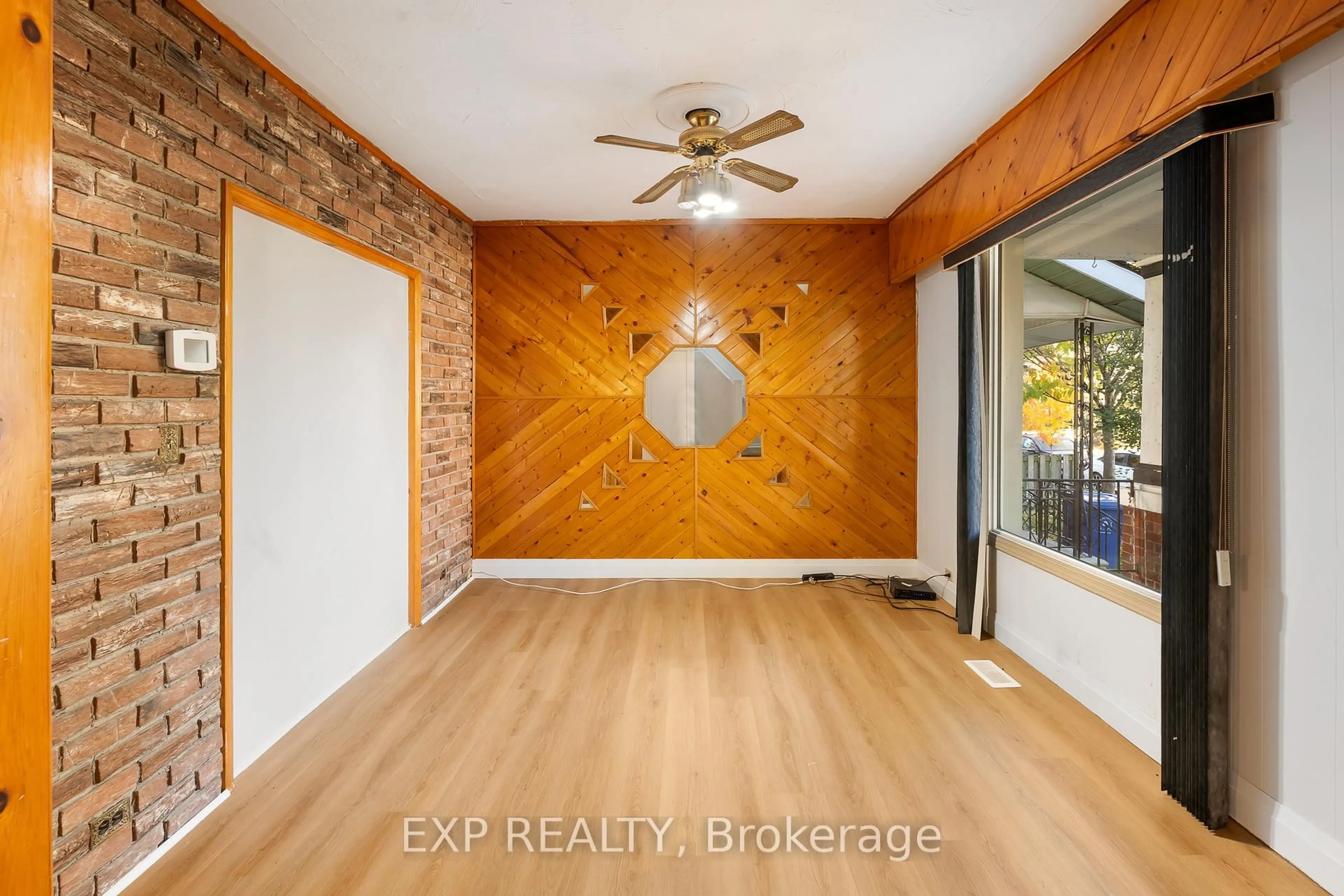 Indoor entryway for 467 Grove Ave, Windsor Ontario N9A 6G3