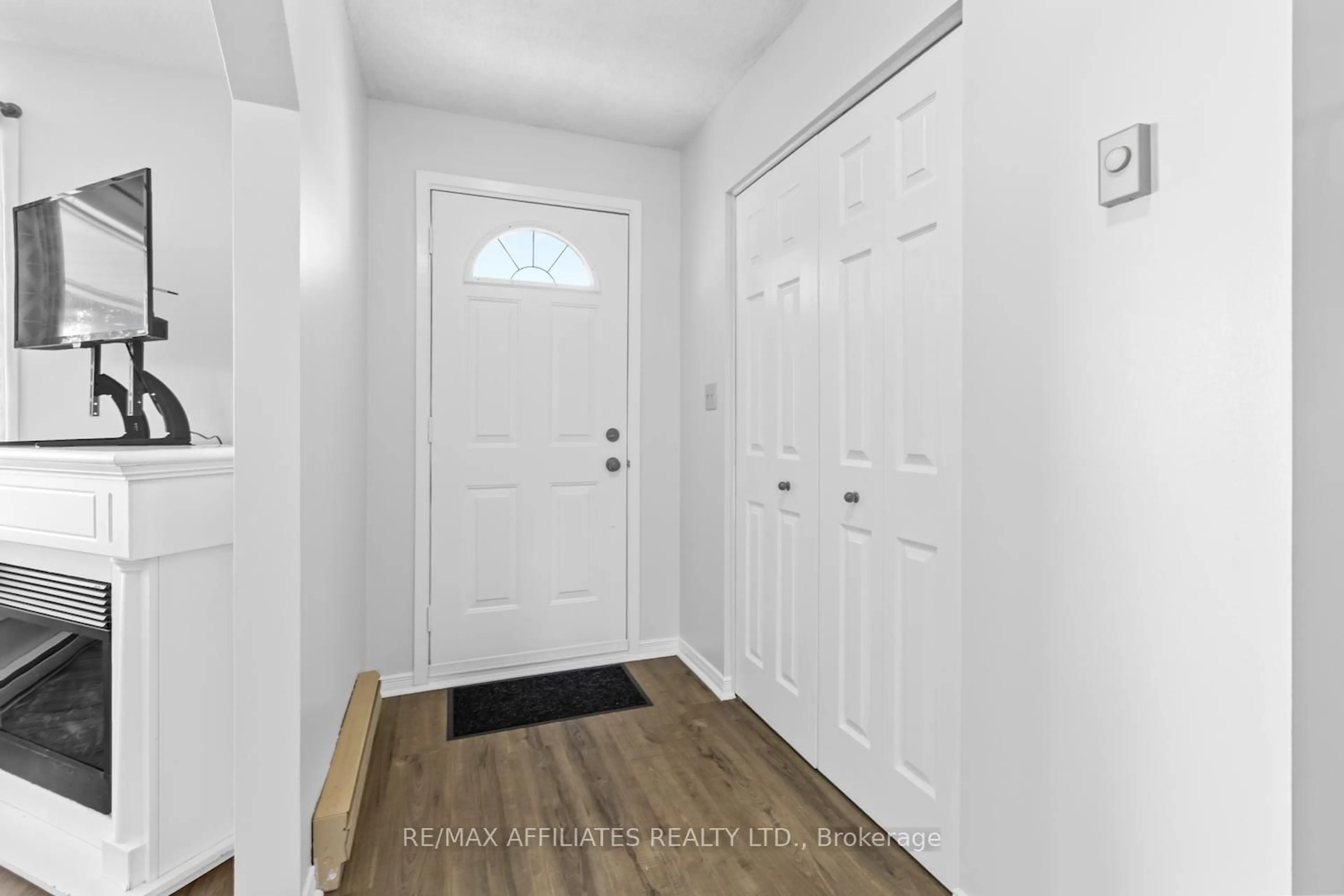 Indoor entryway for 328 Kelly-Jordan Rd, Smiths Falls Ontario K7A 4S7