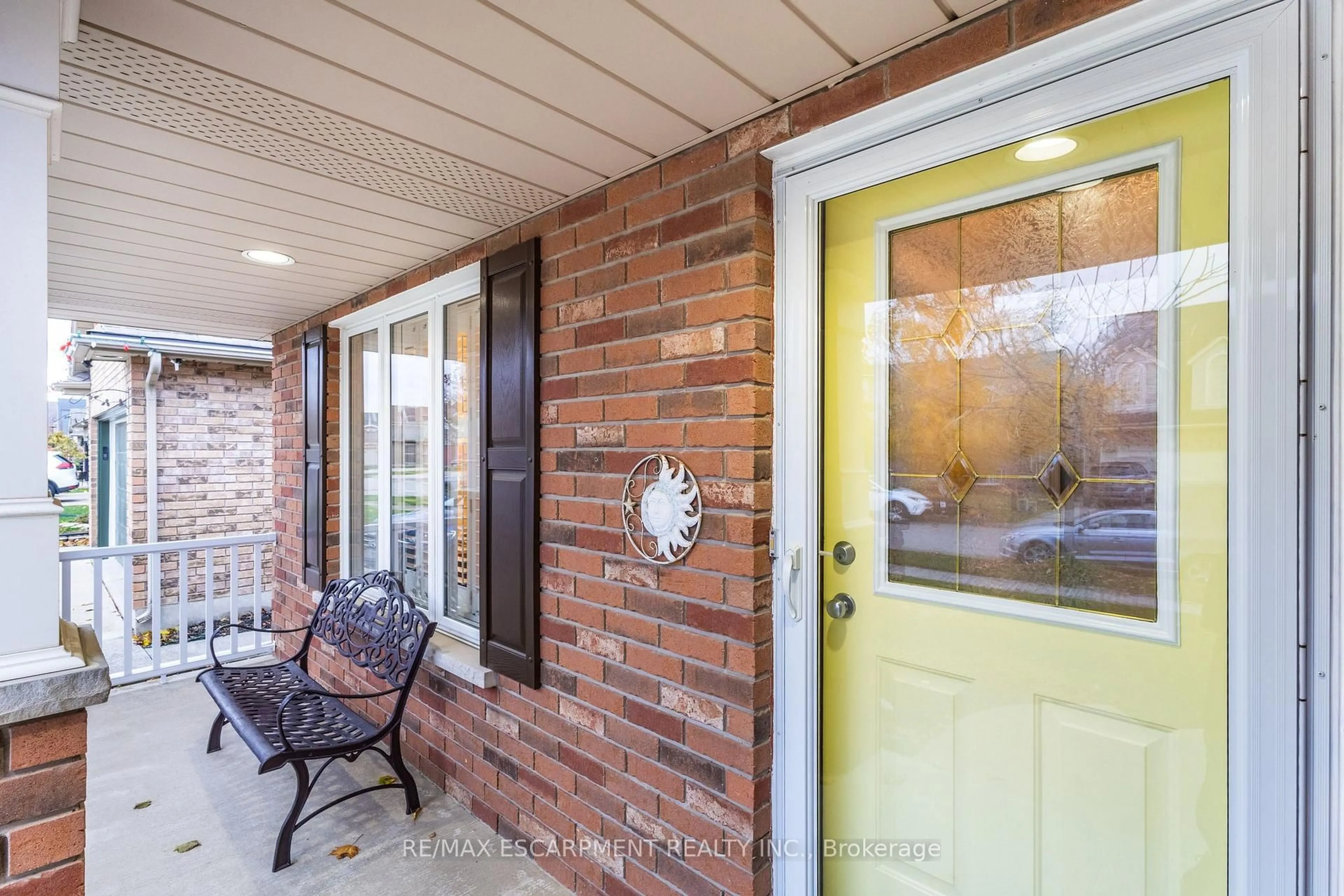 Indoor entryway for 5 Briarwood Dr, St. Catharines Ontario L2S 4A7