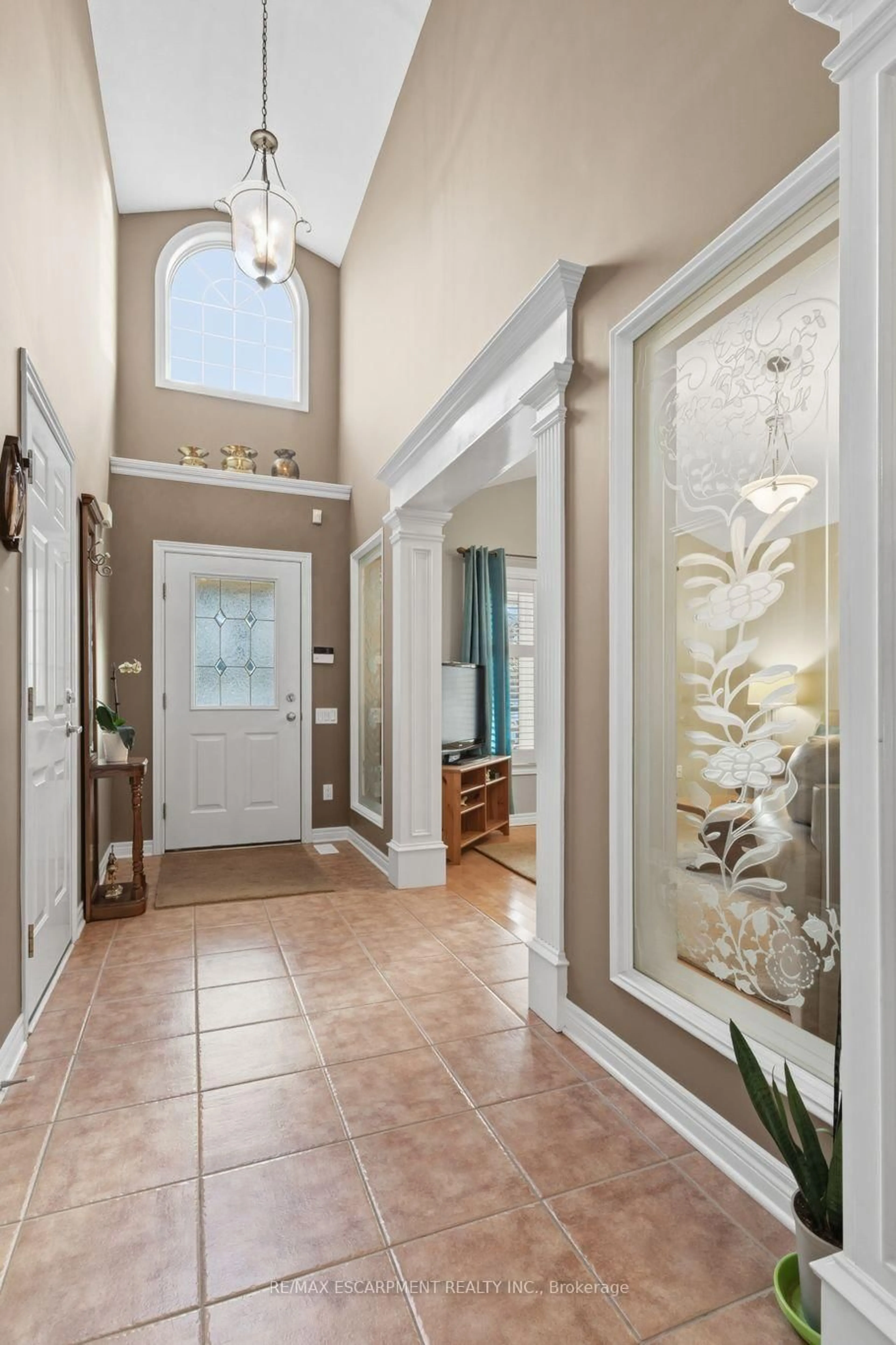 Indoor entryway for 5 Briarwood Dr, St. Catharines Ontario L2S 4A7