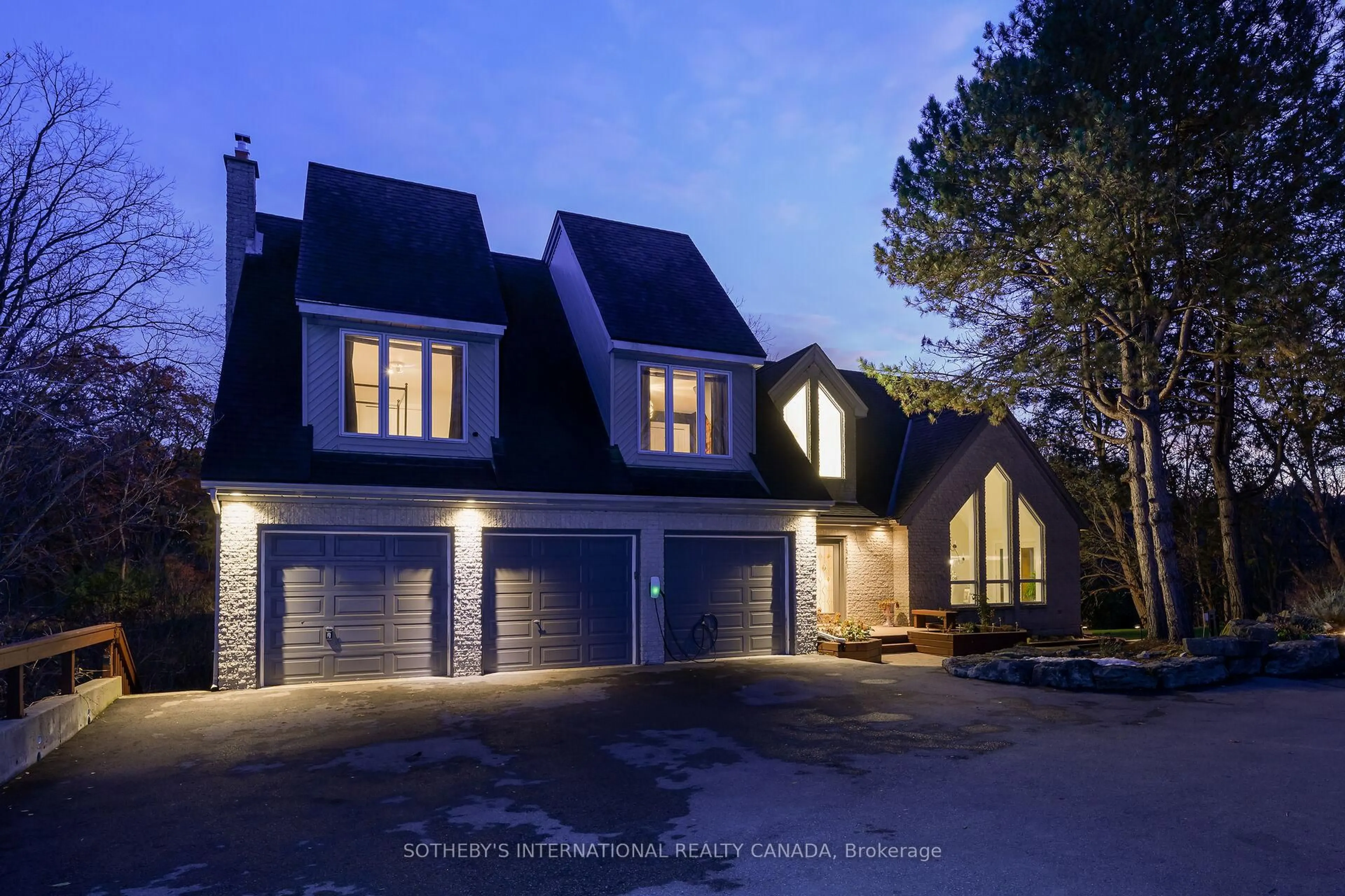 Home with brick exterior material, street for 774 Old Dundas Rd, Hamilton Ontario L9H 5E3