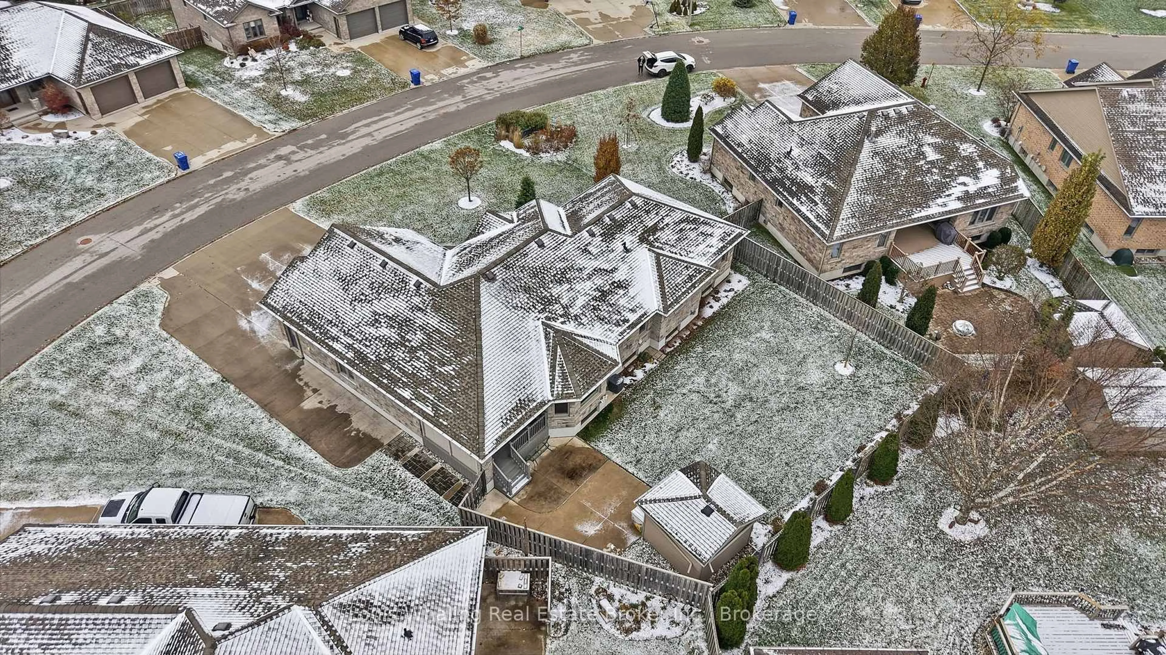 A pic from outside/outdoor area/front of a property/back of a property/a pic from drone, unknown for 405 2nd St, Hanover Ontario N4N 3T9