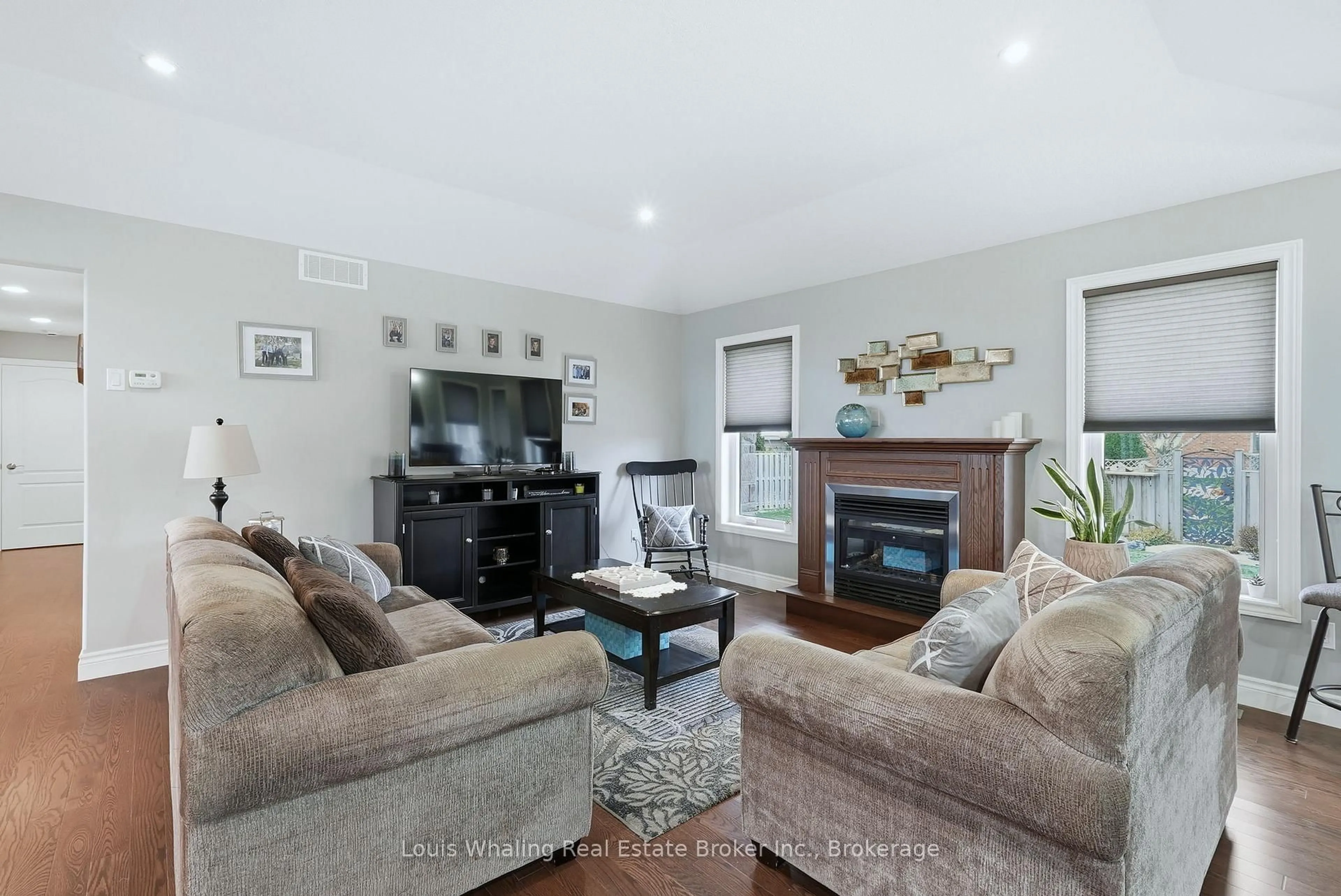 Living room with furniture, wood/laminate floor for 405 2nd St, Hanover Ontario N4N 3T9