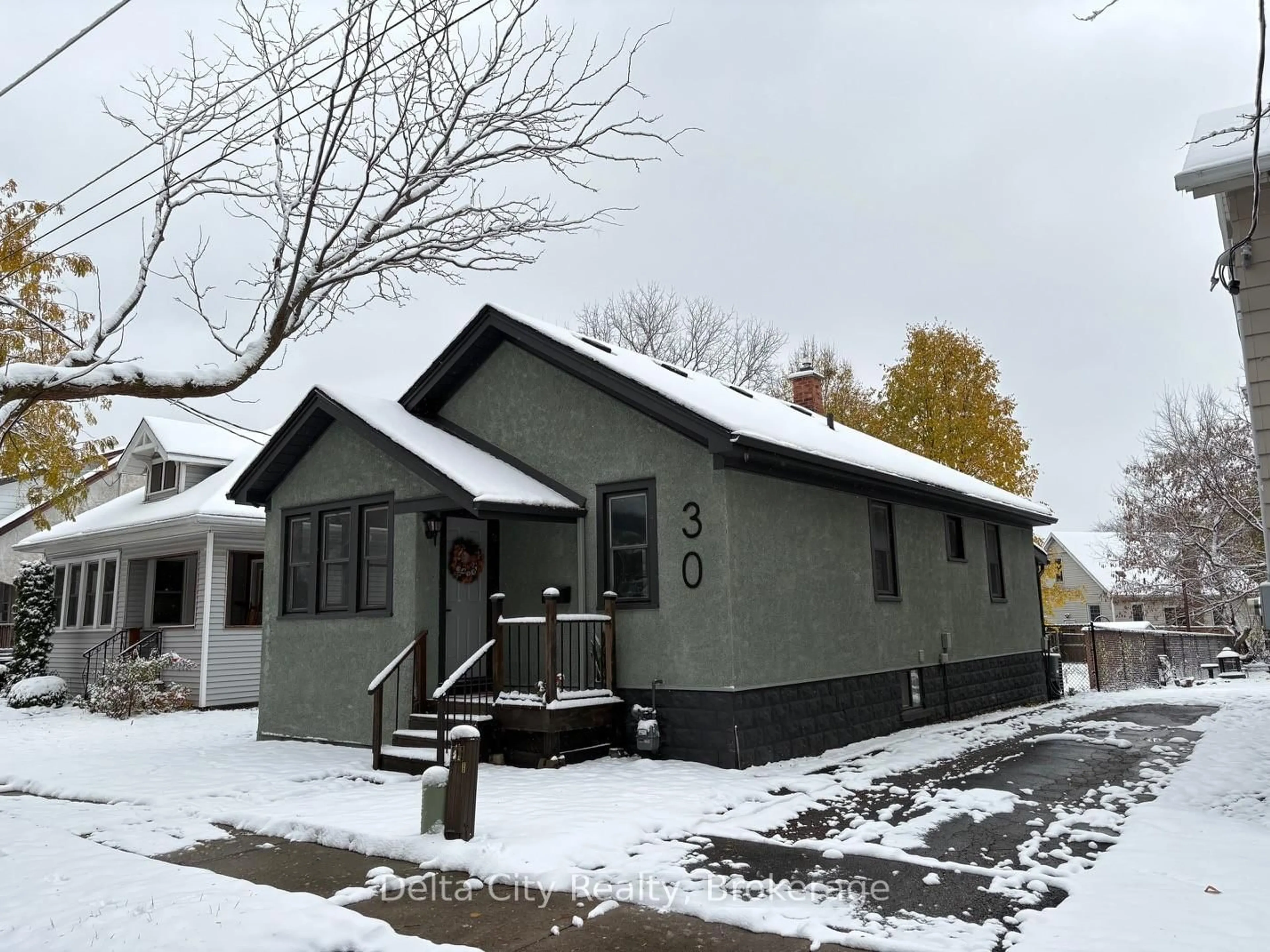 Home with vinyl exterior material, street for 30 Eastchester Ave, St. Catharines Ontario L2P 2V6