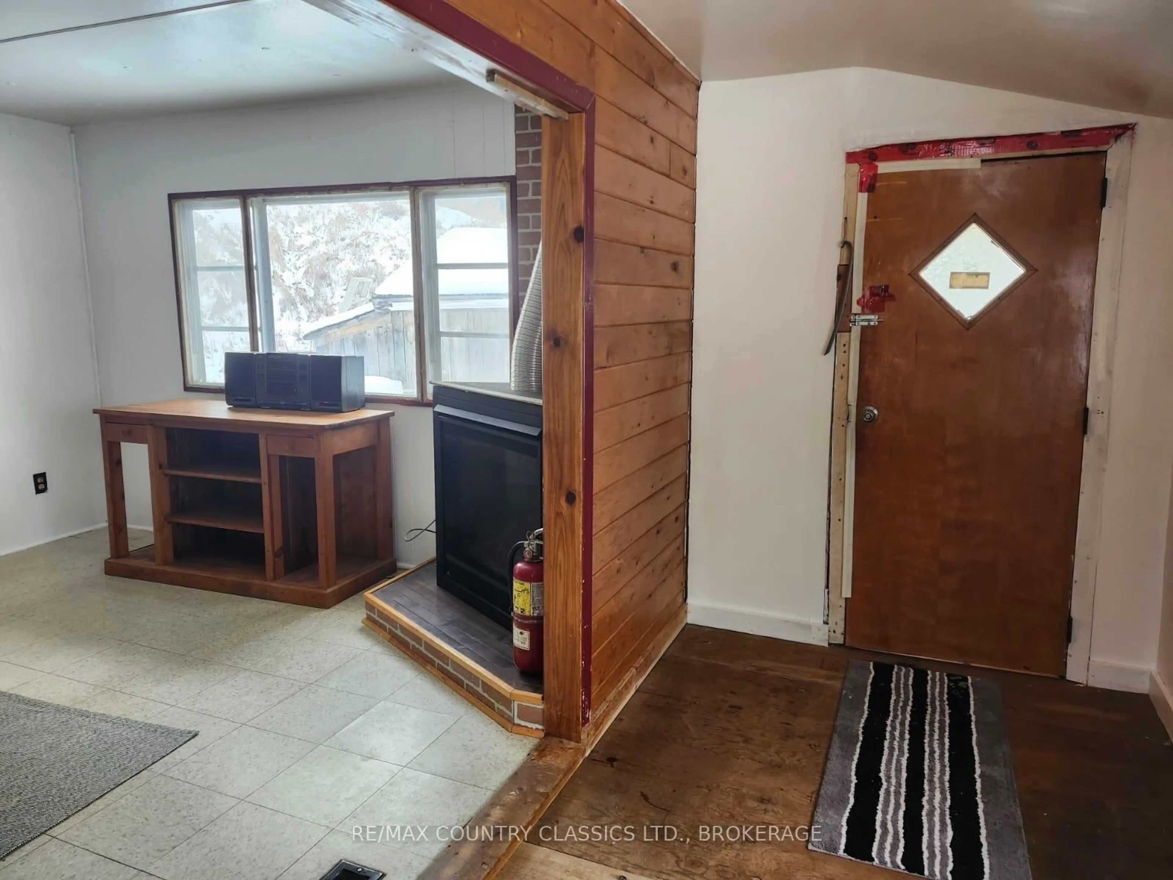 Indoor entryway for 605 Slate Falls Rd, Denbigh Ontario K0H 1L0