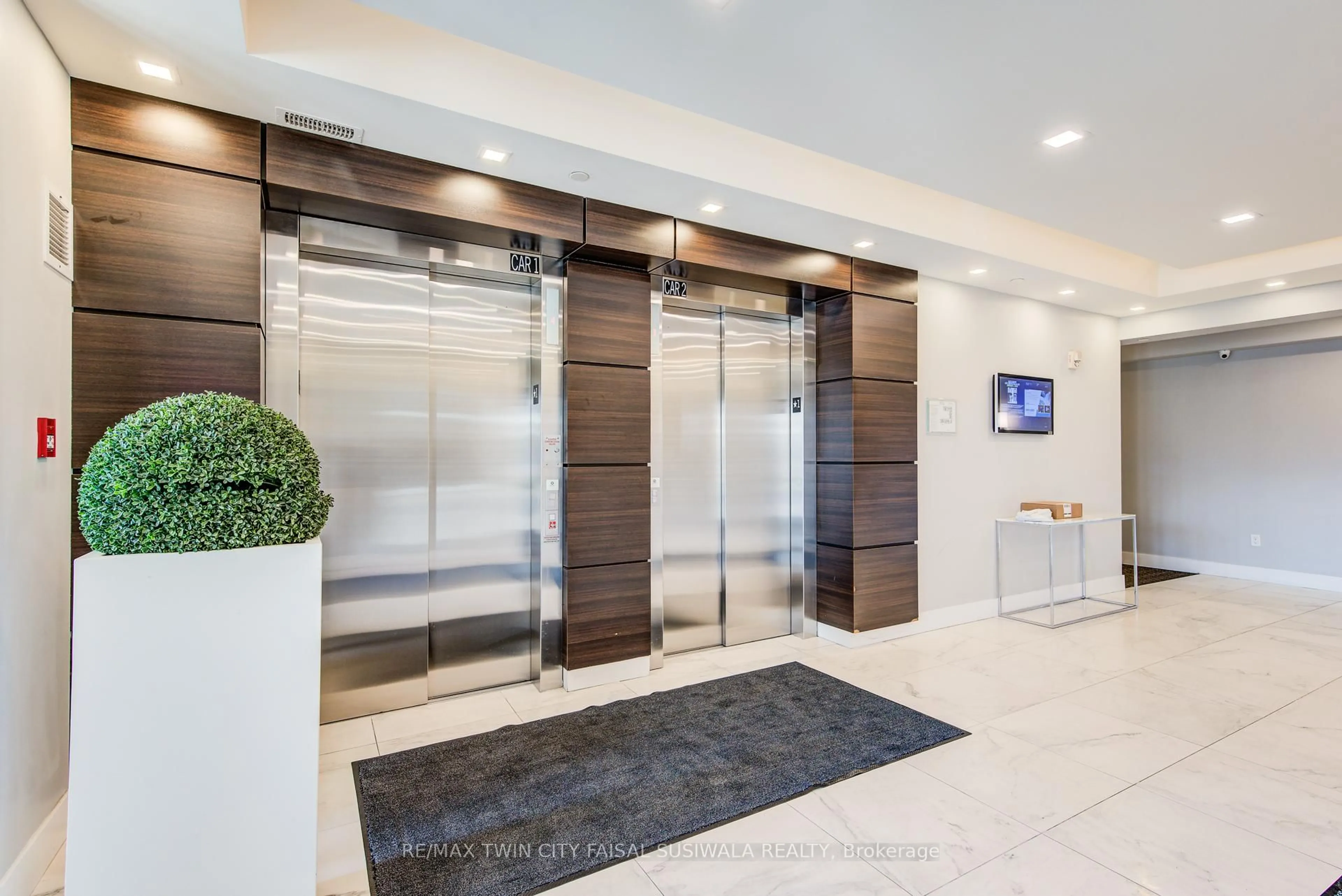 Indoor foyer for 1284 Gordon St #306, Guelph Ontario N1L 0M8