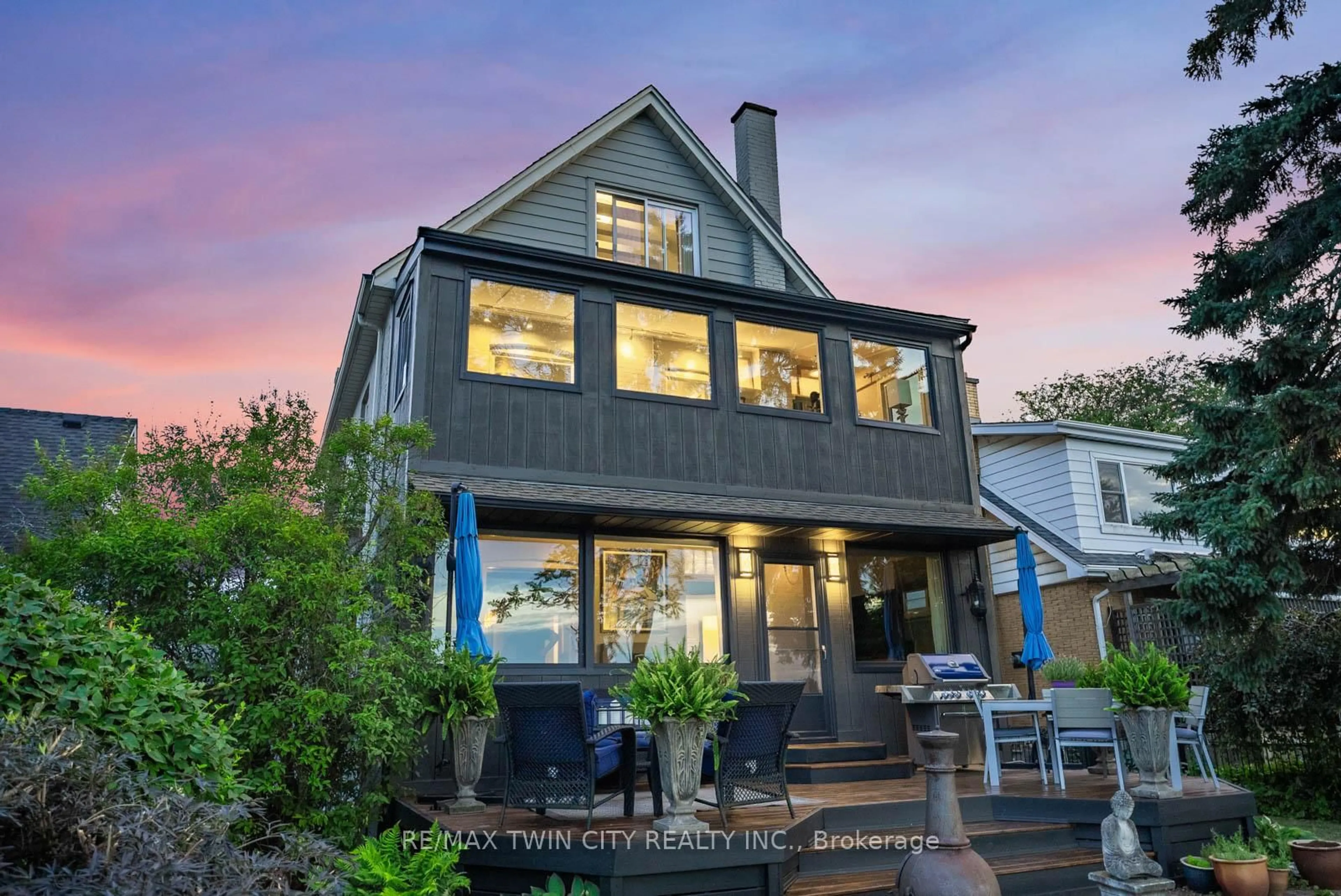 Home with vinyl exterior material, street for 47 Mountain Park Ave, Hamilton Ontario L9A 1A1