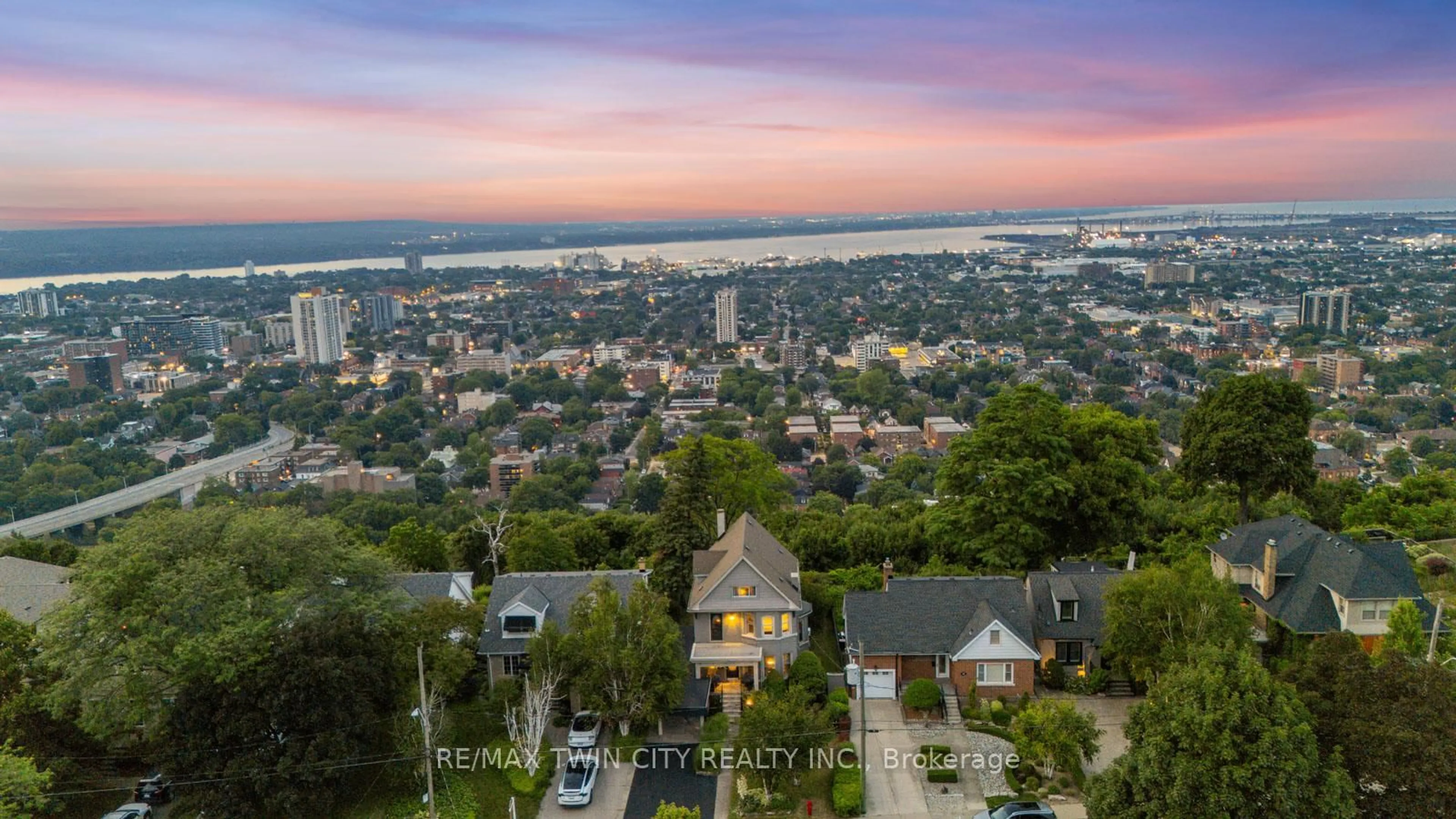 A pic from outside/outdoor area/front of a property/back of a property/a pic from drone, city buildings view from balcony for 47 Mountain Park Ave, Hamilton Ontario L9A 1A1