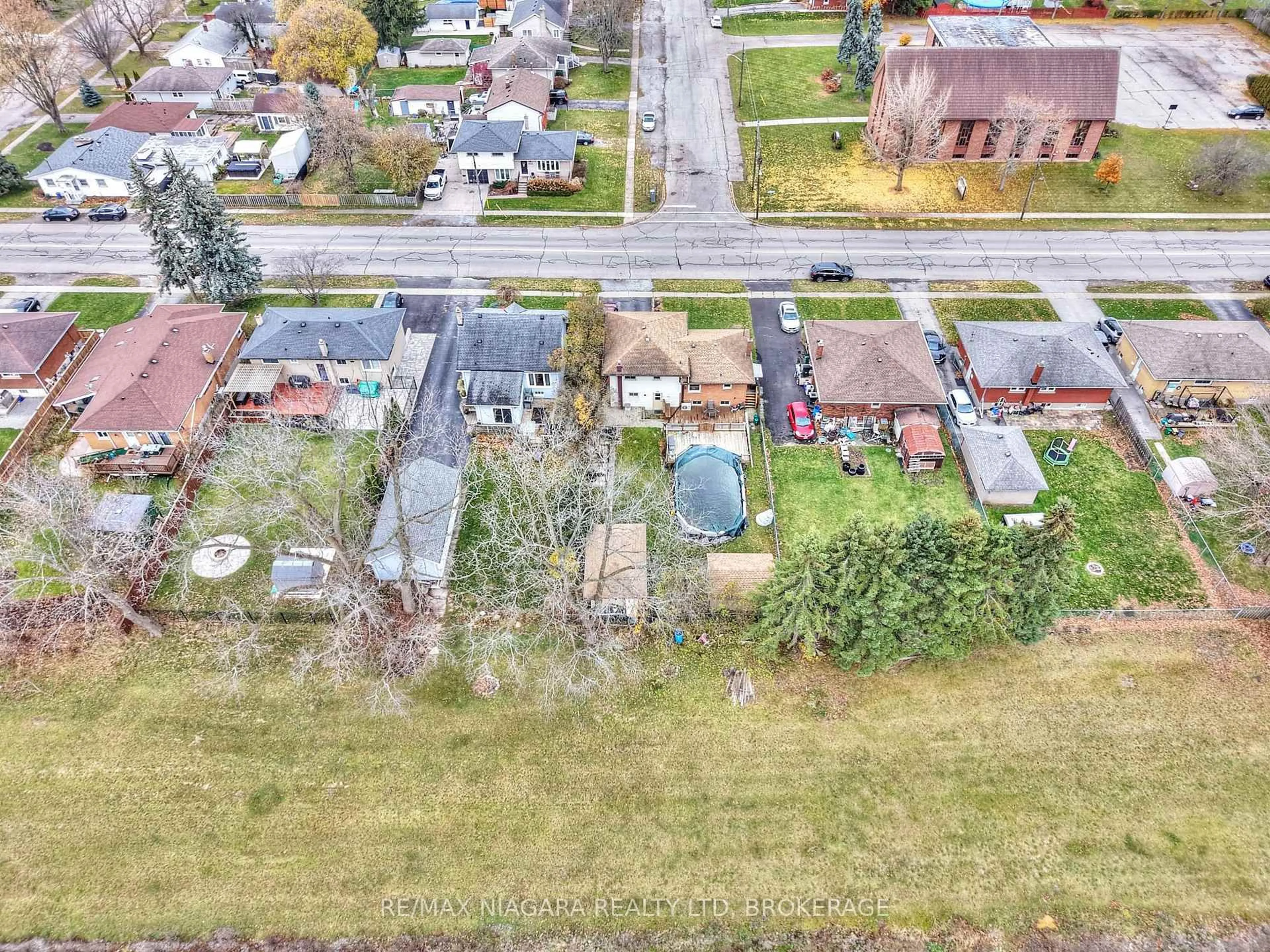 A pic from outside/outdoor area/front of a property/back of a property/a pic from drone, street for 497 Clarence St, Port Colborne Ontario L3K 3H3