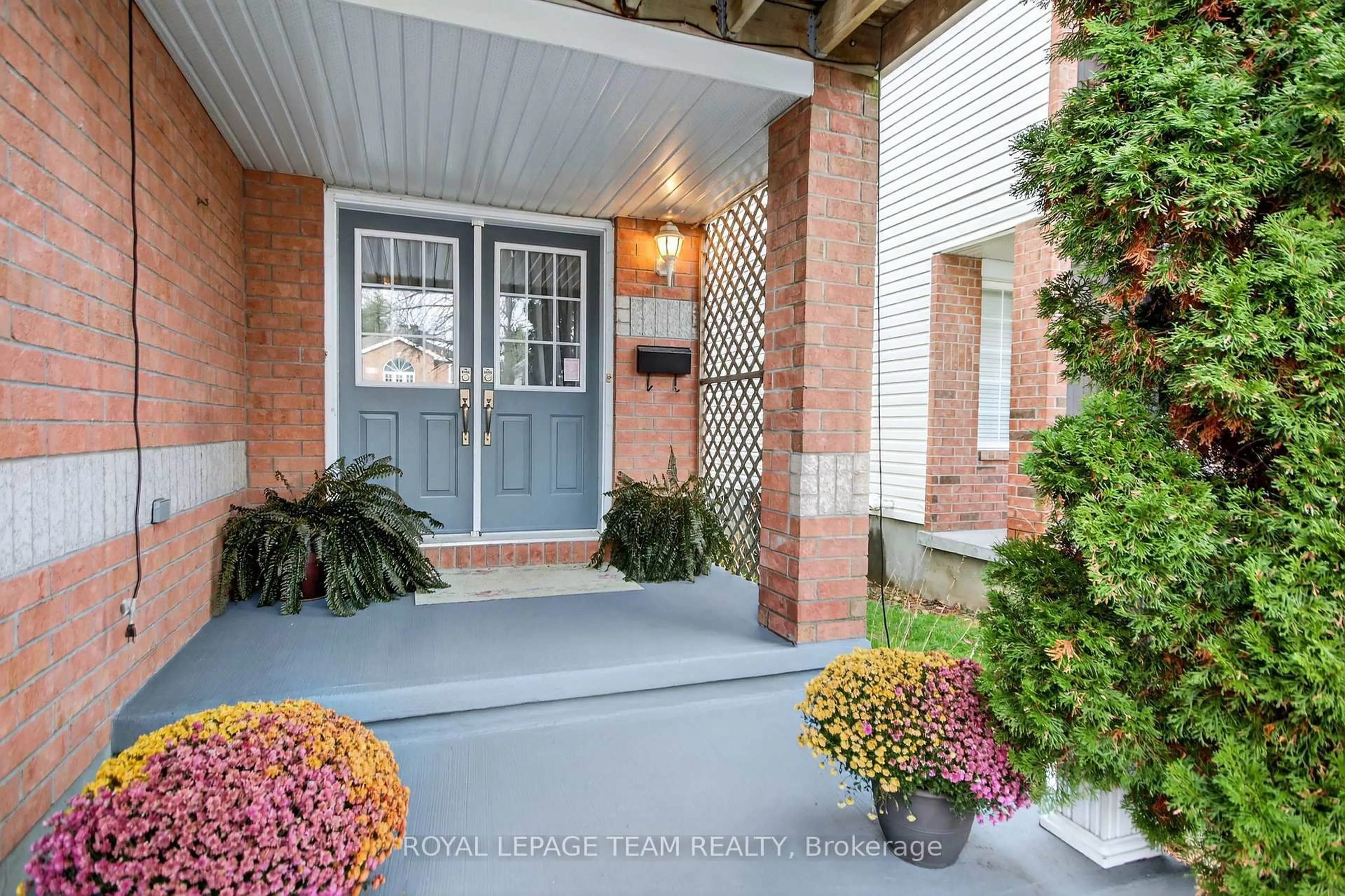 Indoor entryway for 7 NEWCASTLE Ave, Ottawa Ontario K2K 2R2