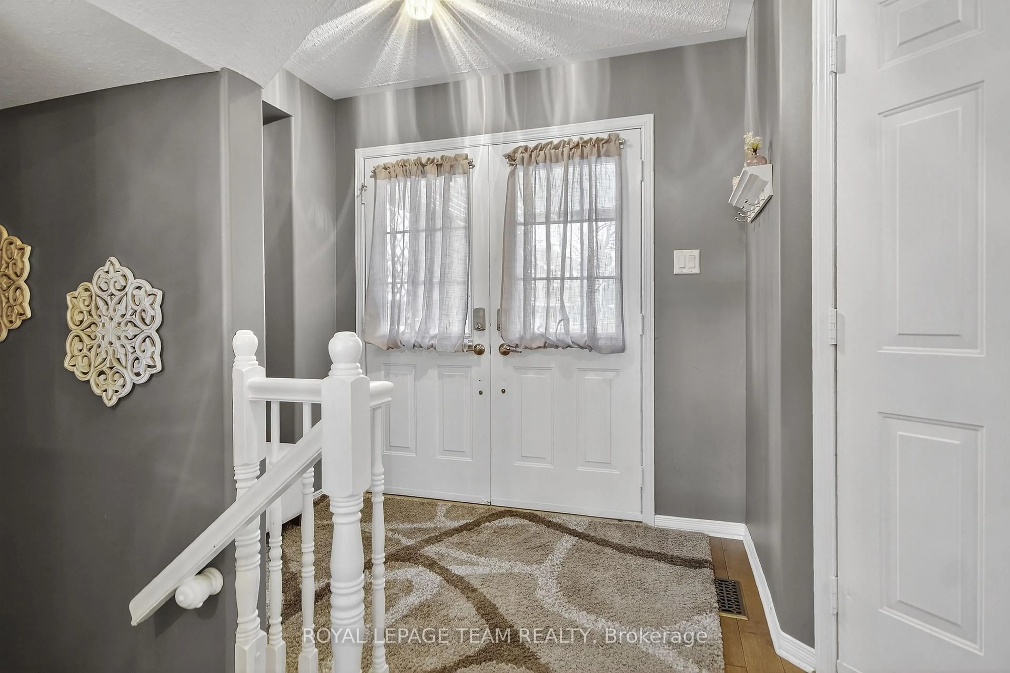 Indoor entryway for 7 NEWCASTLE Ave, Ottawa Ontario K2K 2R2