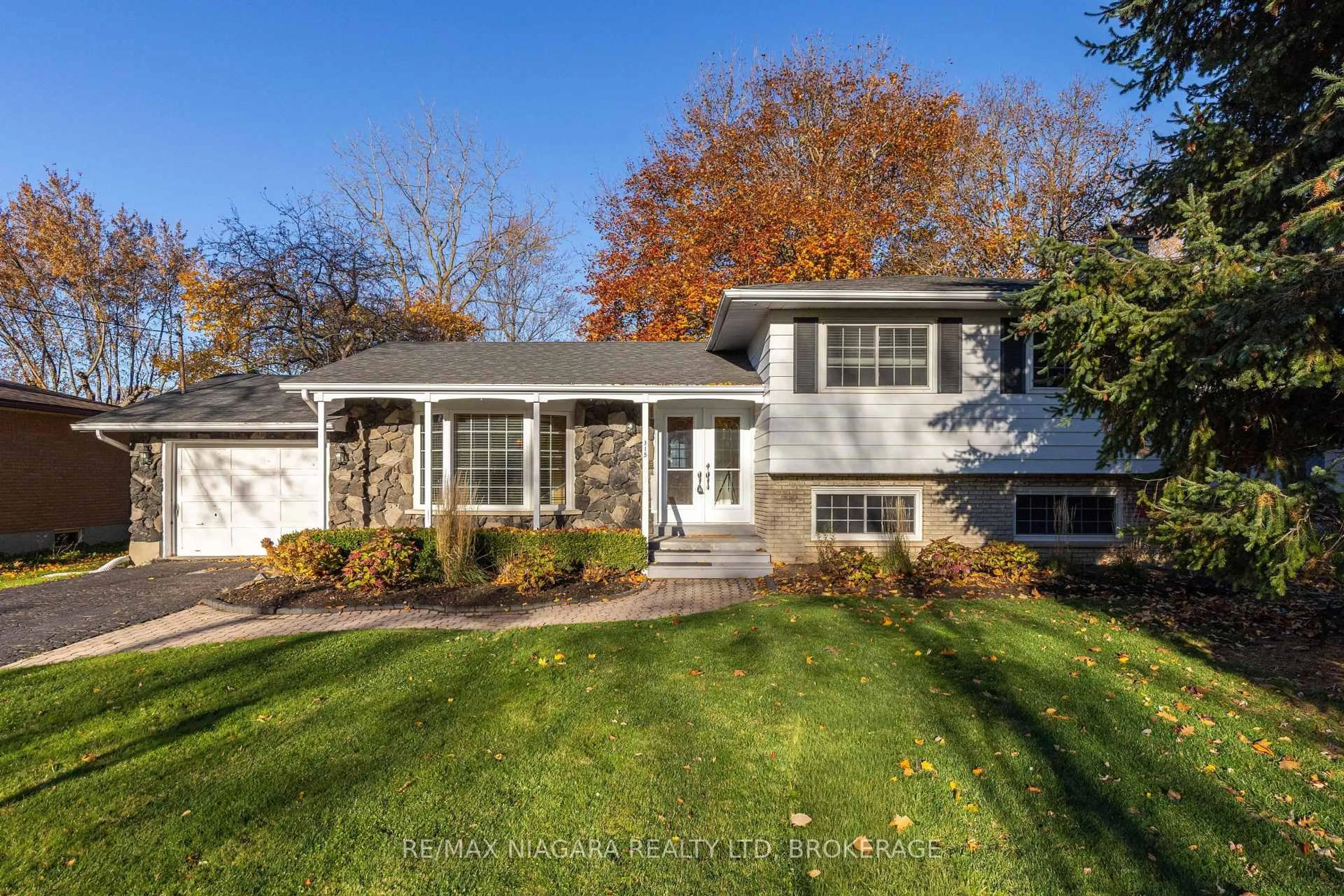 Home with vinyl exterior material, street for 315 Butler St, Niagara-on-the-Lake Ontario L0S 1J0