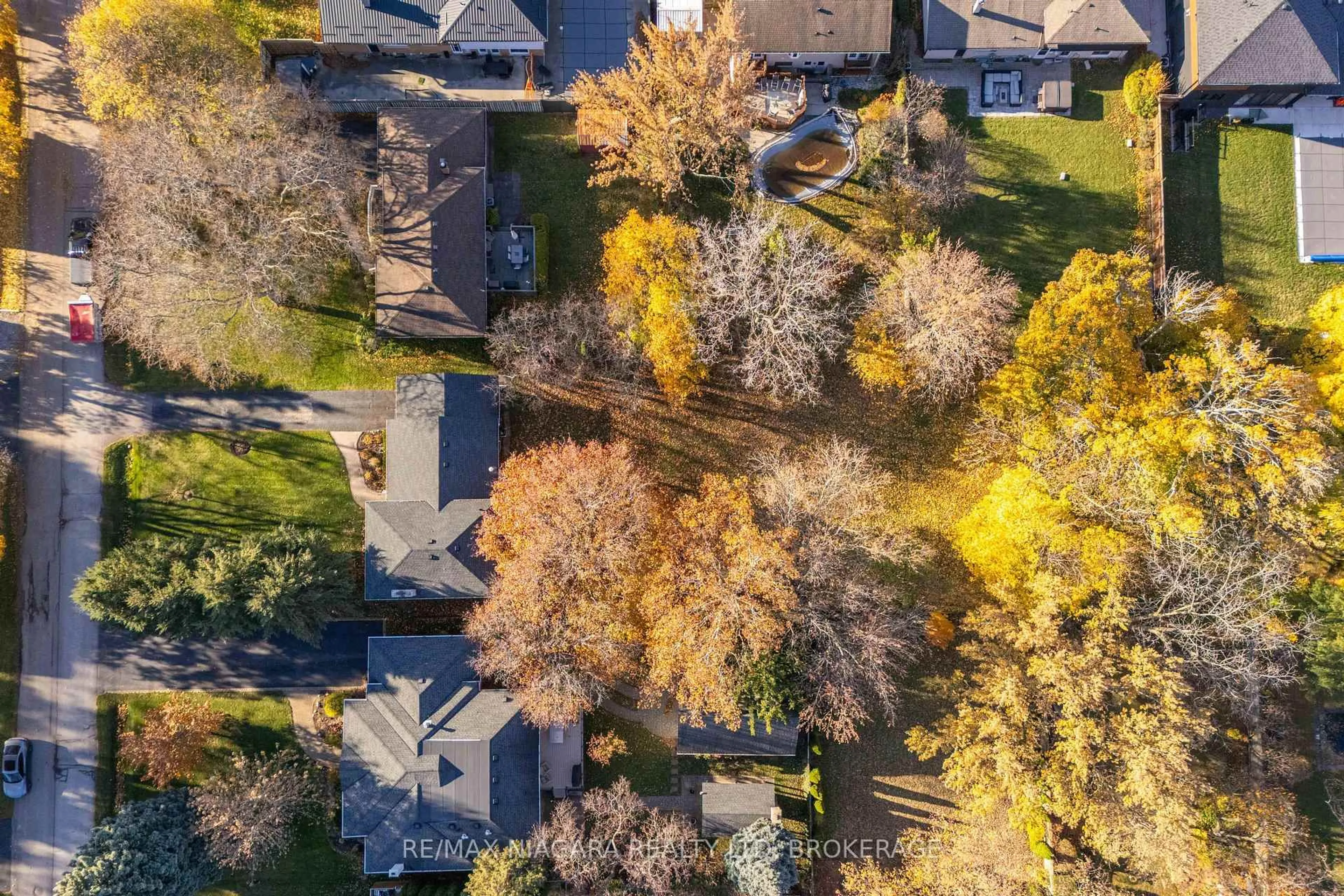 A pic from outside/outdoor area/front of a property/back of a property/a pic from drone, street for 315 Butler St, Niagara-on-the-Lake Ontario L0S 1J0