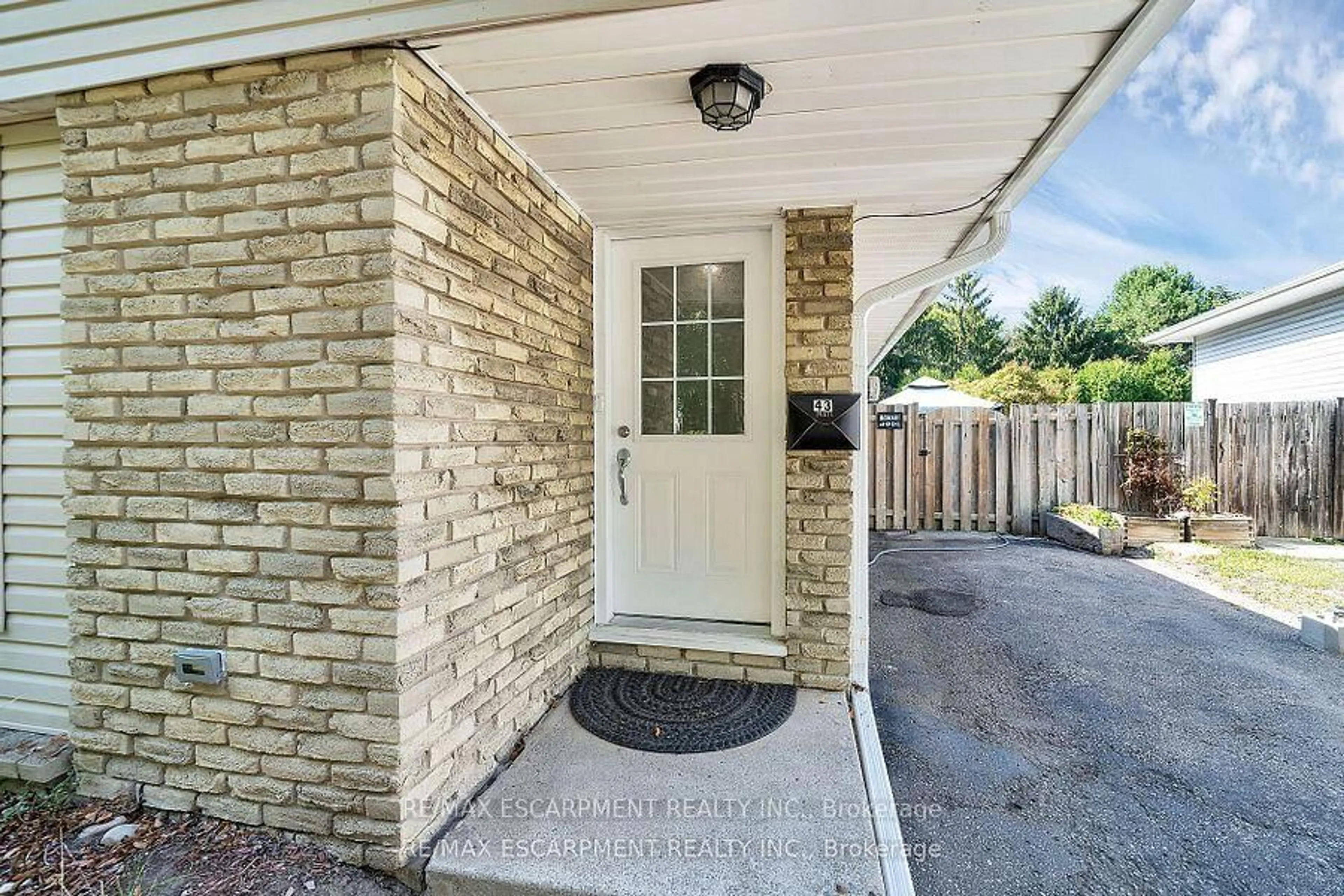 Indoor entryway for 43 Elma St, St. Catharines Ontario L2N 6Z2