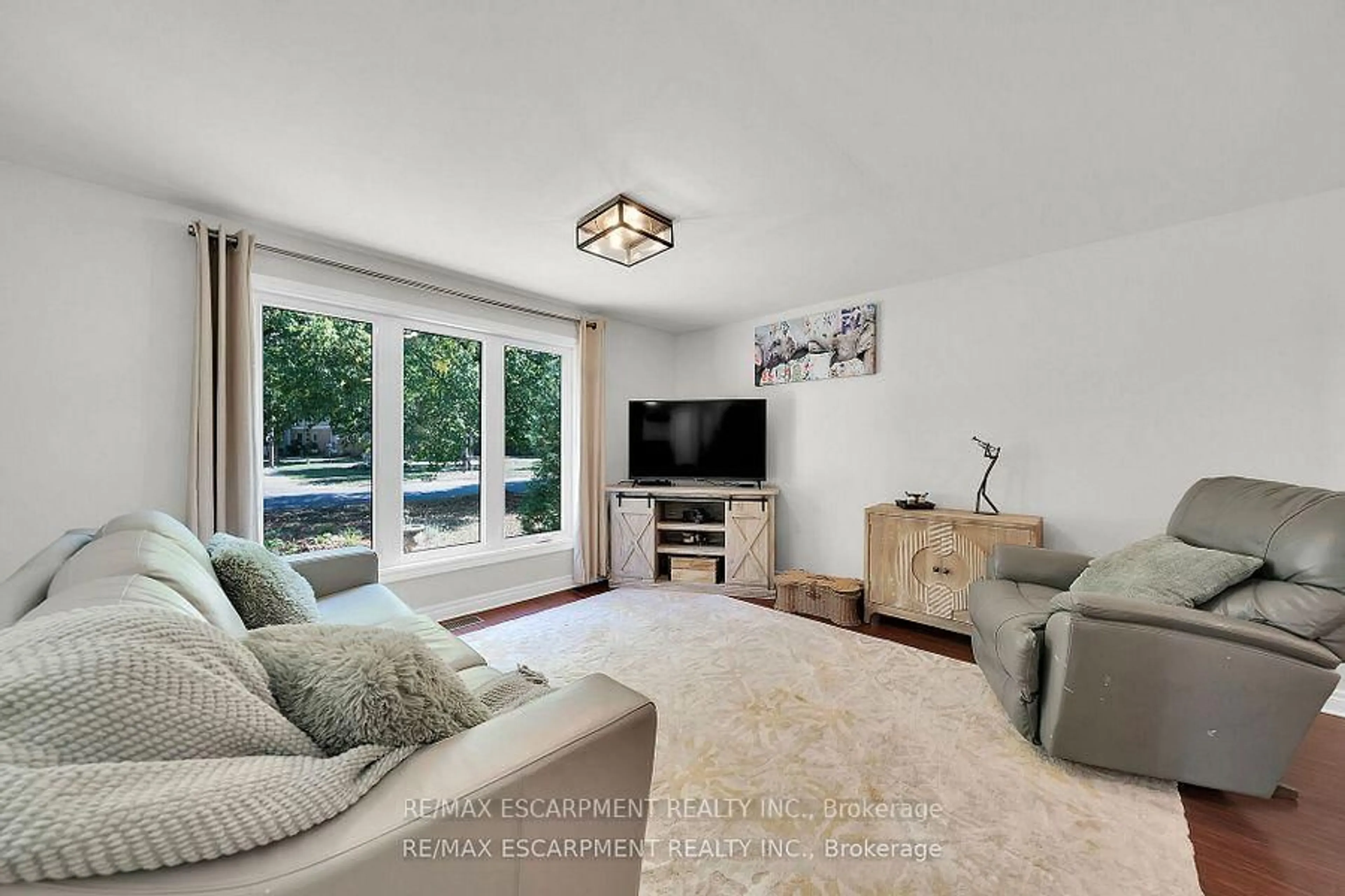 Living room with furniture, unknown for 43 Elma St, St. Catharines Ontario L2N 6Z2