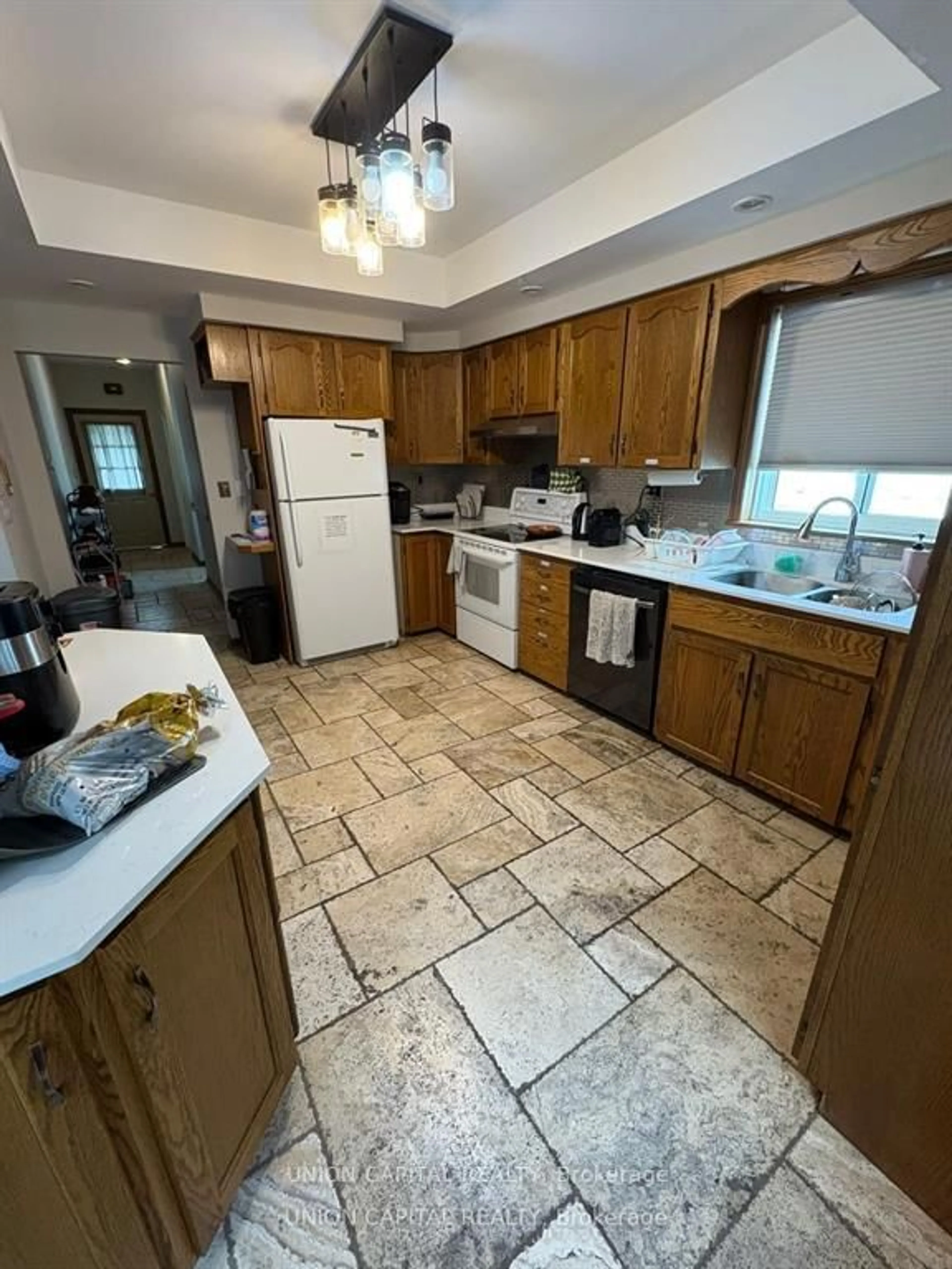 Standard kitchen, ceramic/tile floor for 38 Ward Ave, Hamilton Ontario L8S 2E6