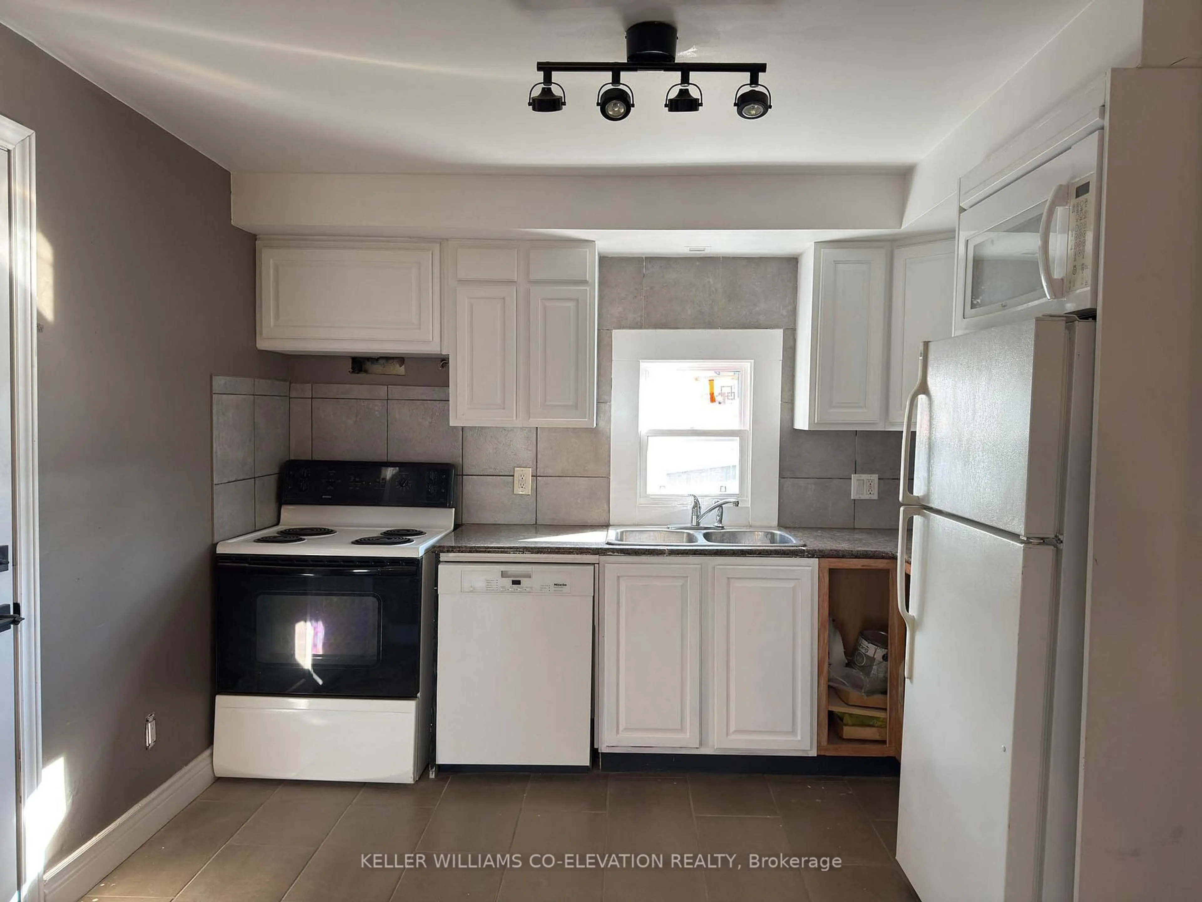 Standard kitchen, unknown for 82 Page St, St. Catharines Ontario L2R 4A9