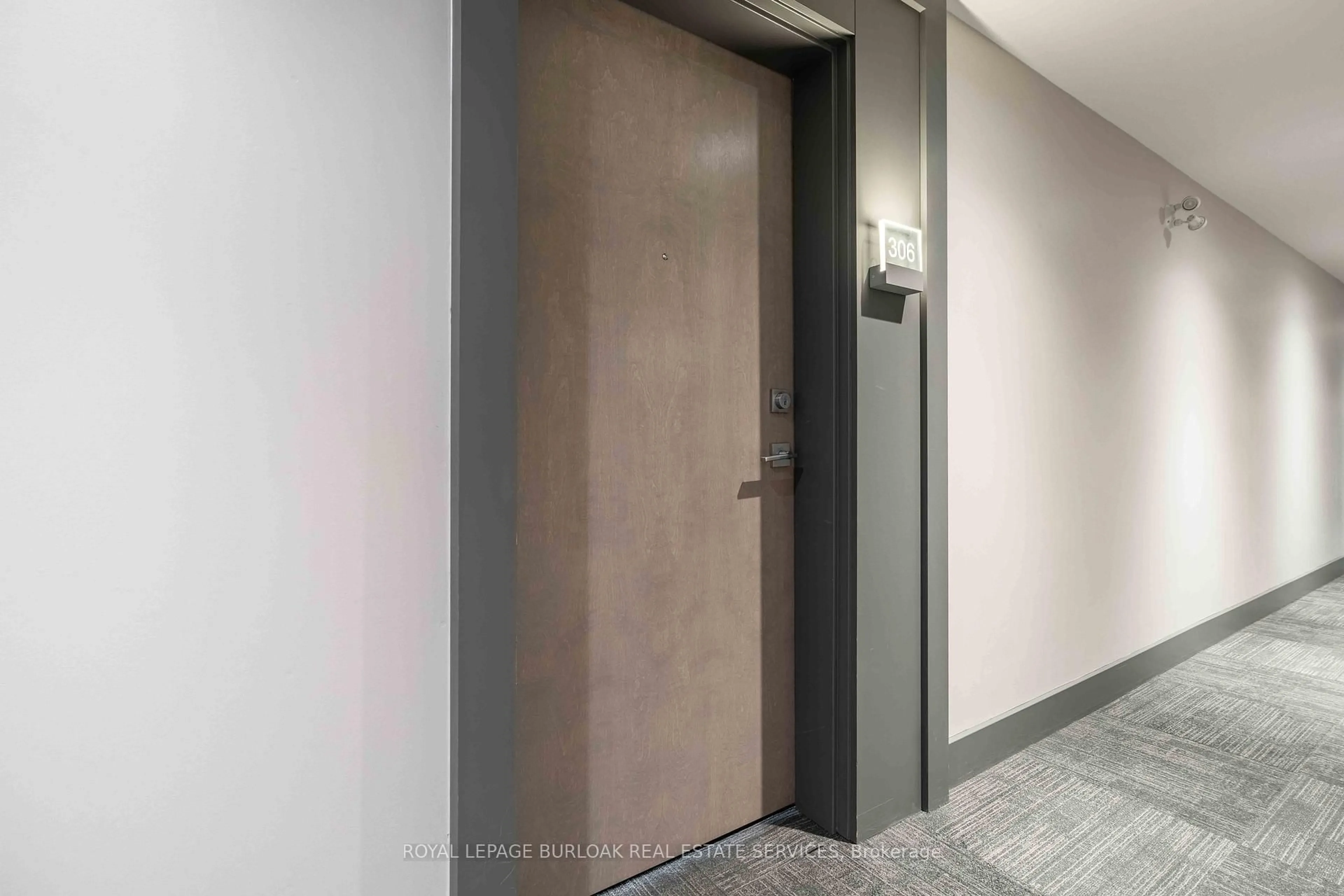 Indoor foyer for 455 Charlton Ave #306, Hamilton Ontario L8N 0B2