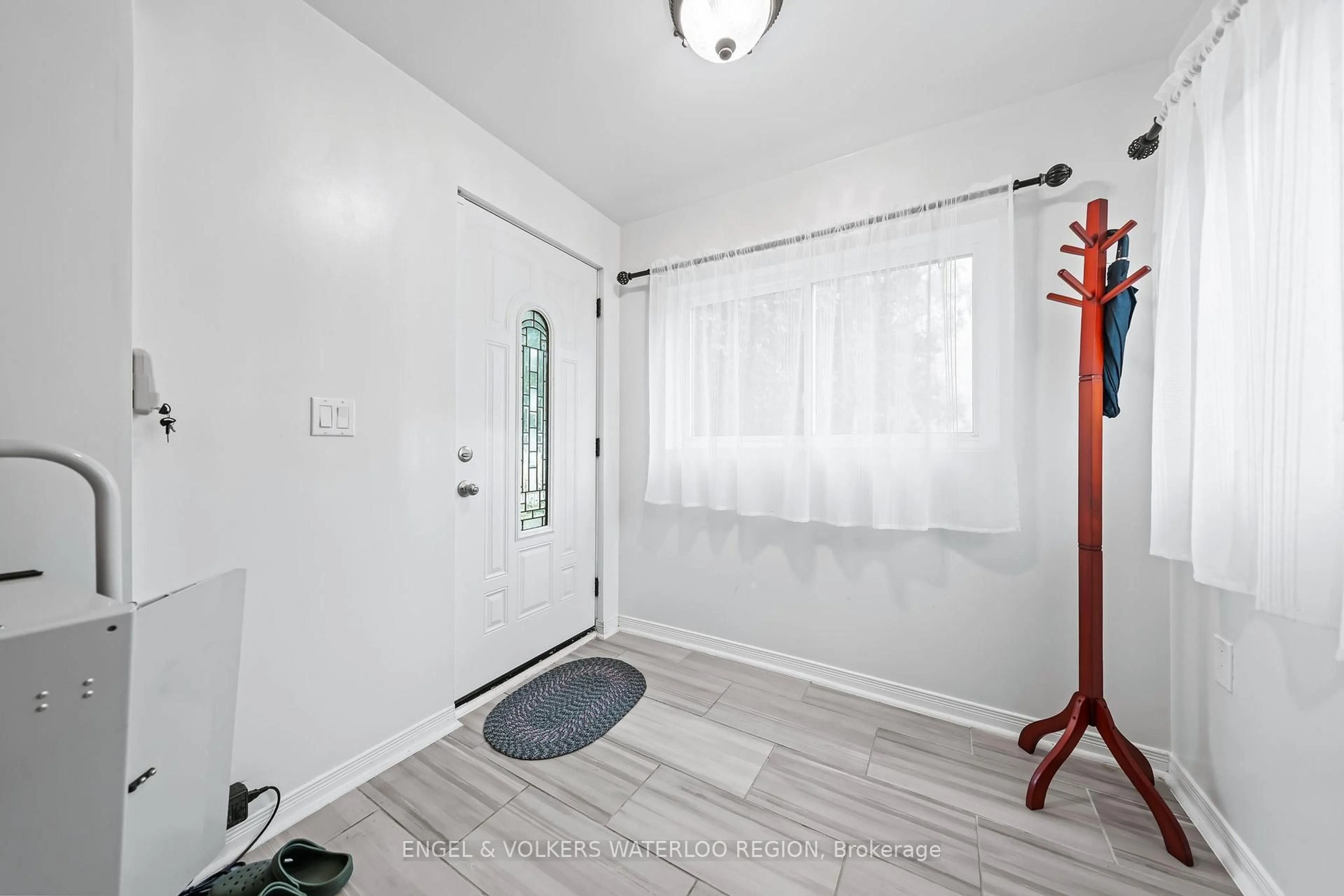 Indoor entryway for 152 Kinzie Ave, Kitchener Ontario N2A 2J8