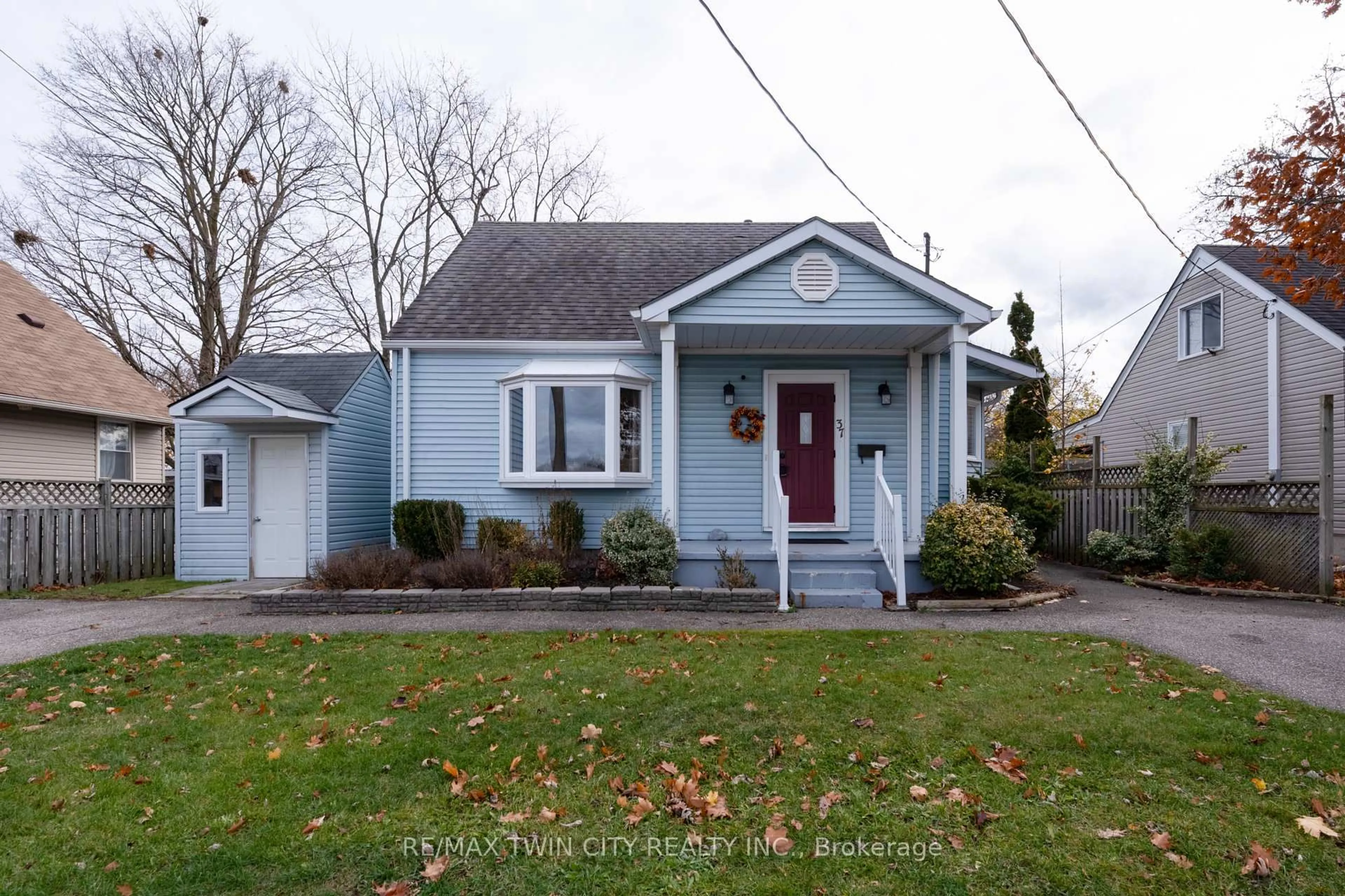 Home with vinyl exterior material, street for 37 Frank St, Brantford Ontario N3T 5E1