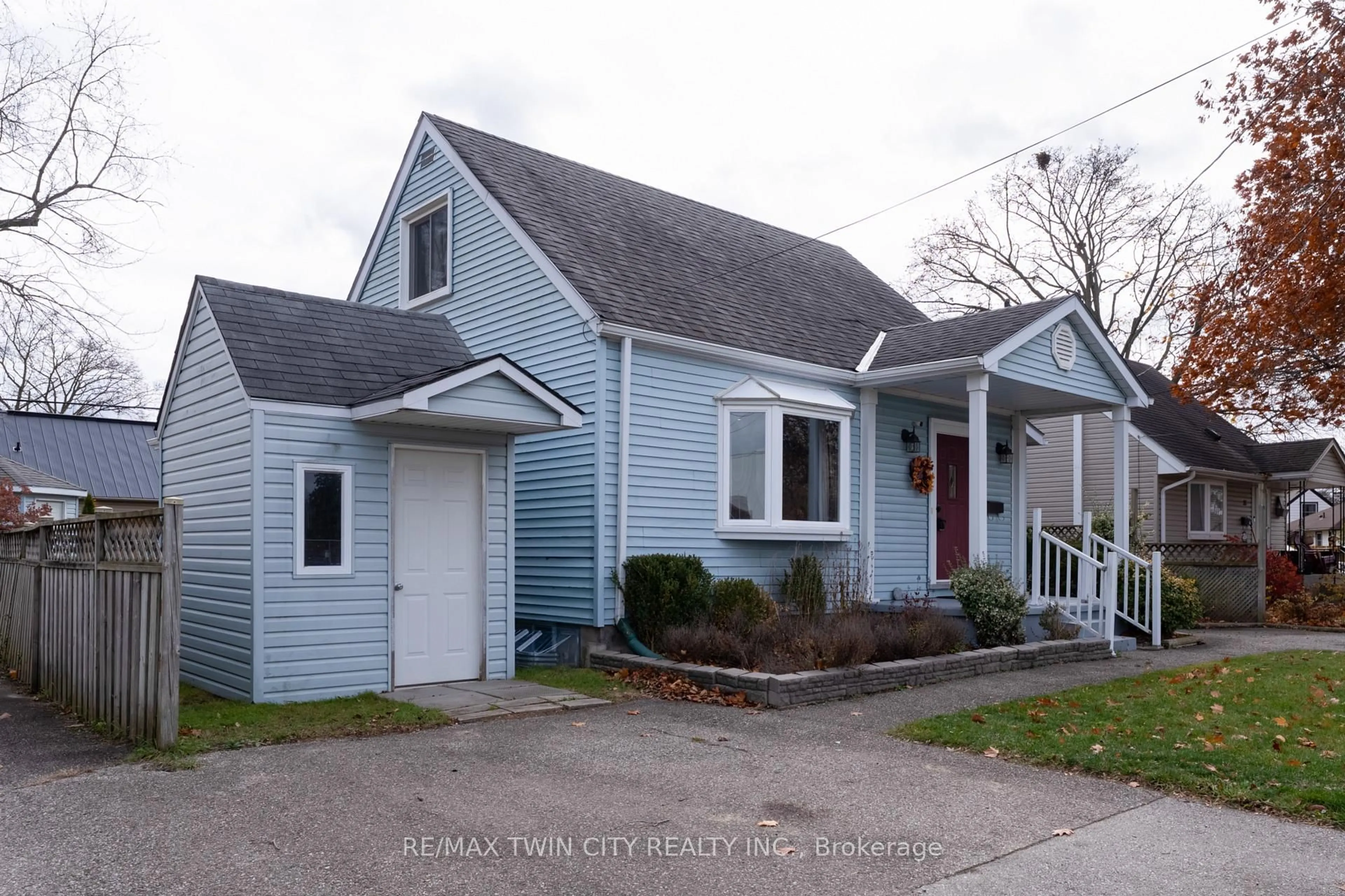 Home with vinyl exterior material, street for 37 Frank St, Brantford Ontario N3T 5E1