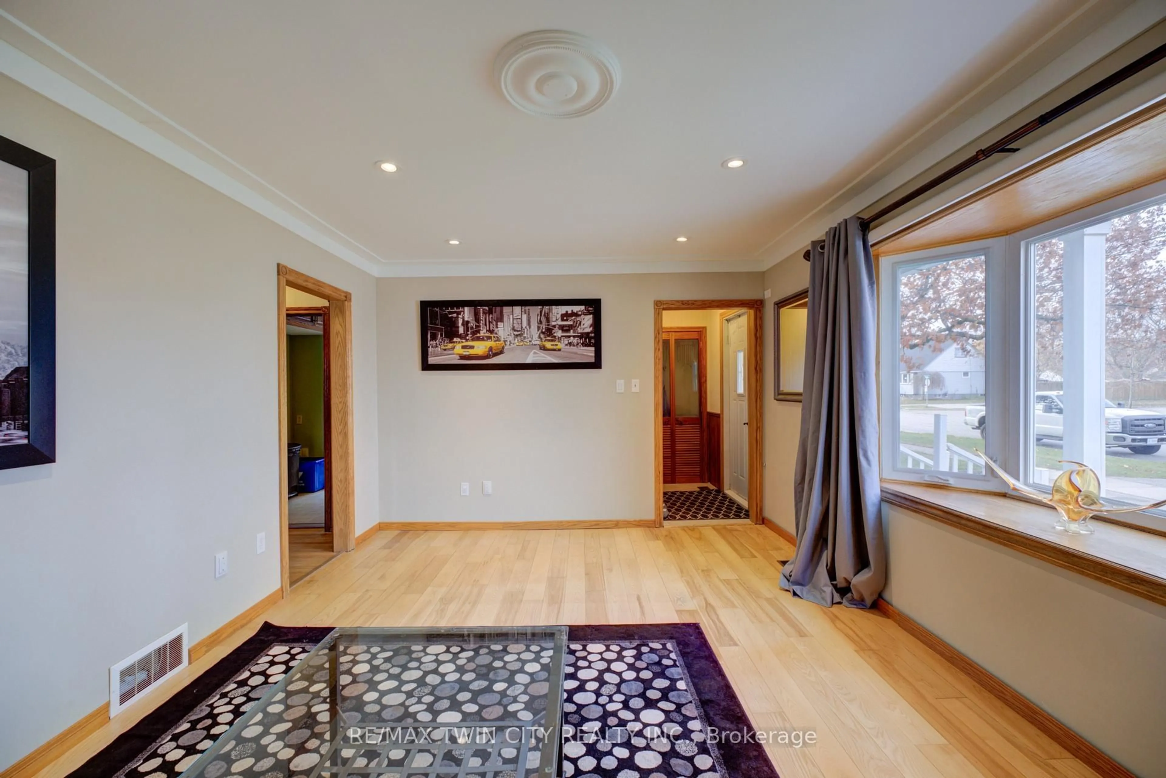 Indoor foyer for 37 Frank St, Brantford Ontario N3T 5E1