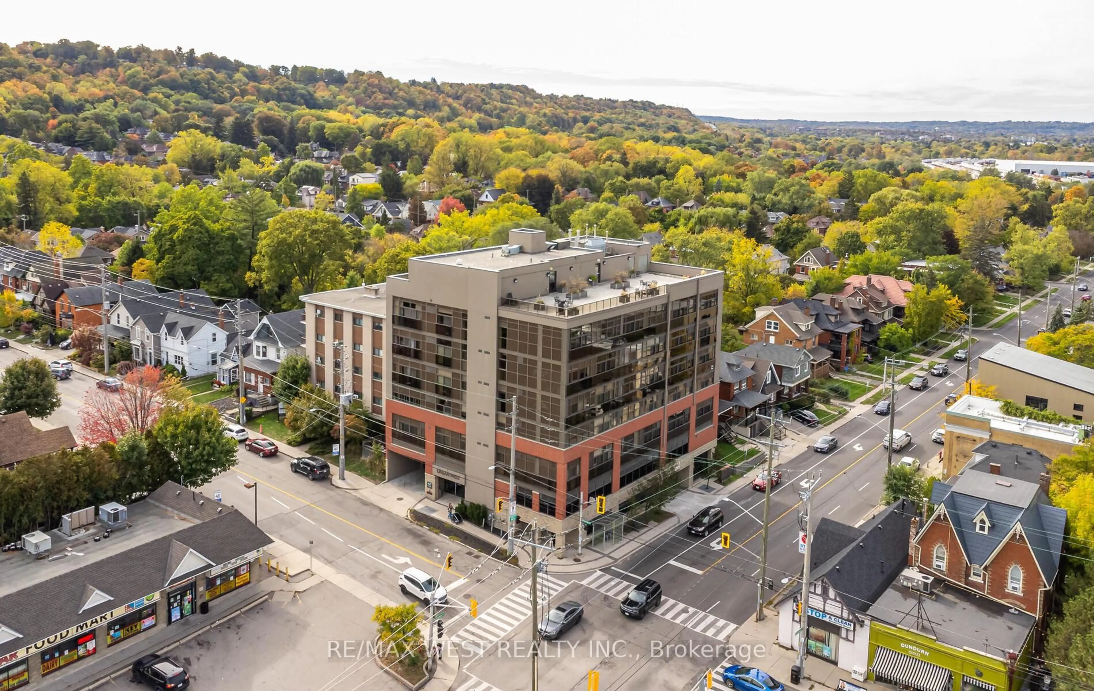 A pic from outside/outdoor area/front of a property/back of a property/a pic from drone, building for 427 Aberdeen Ave #PH04, Hamilton Ontario L8P 2S4