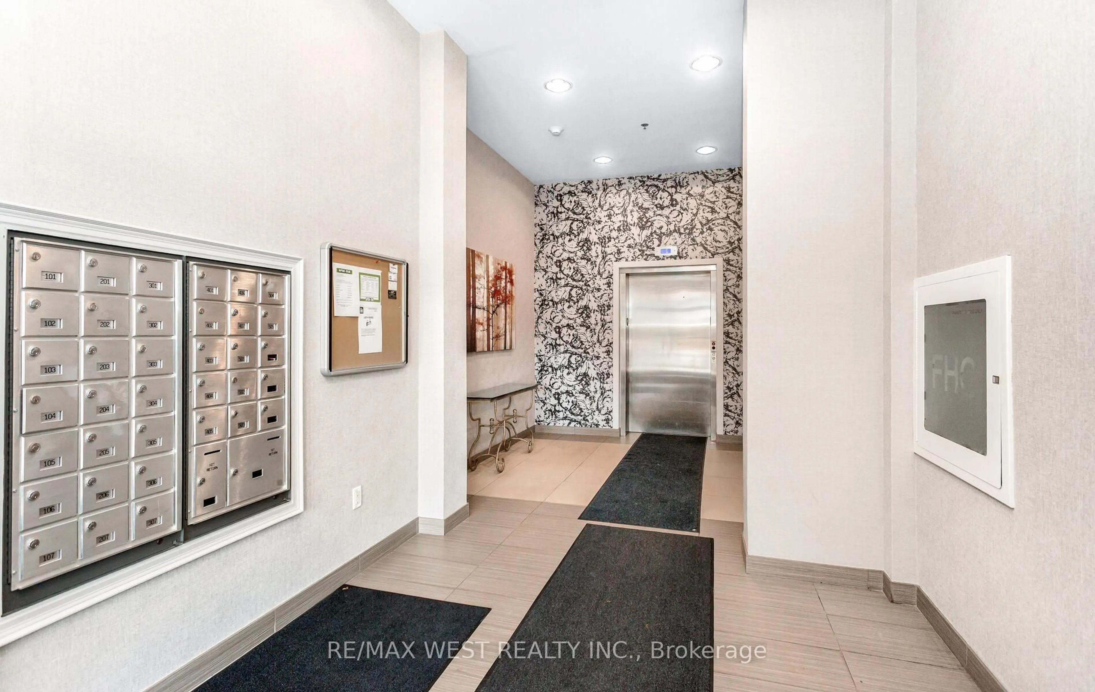 Indoor foyer for 427 Aberdeen Ave #PH04, Hamilton Ontario L8P 2S4