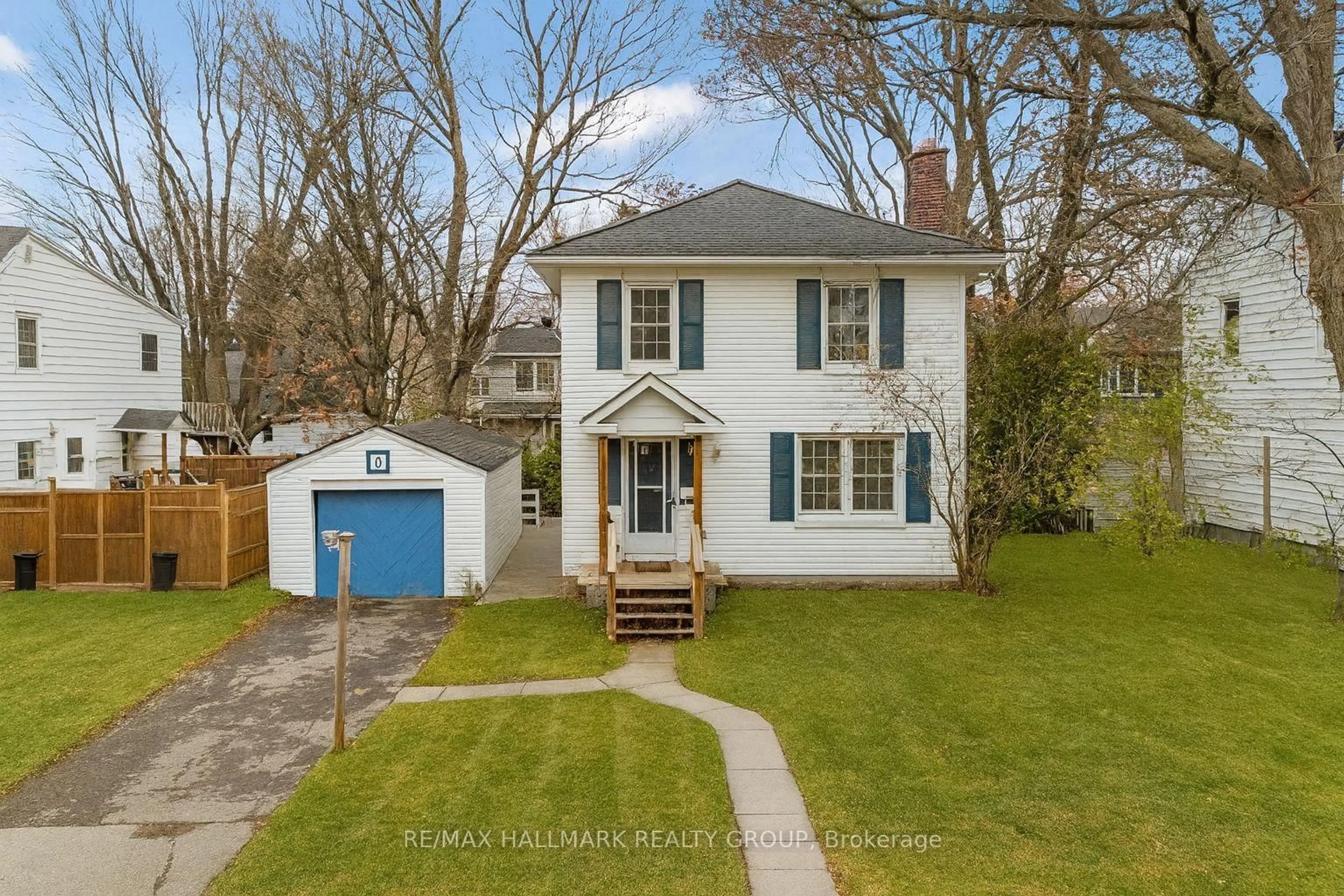 A pic from outside/outdoor area/front of a property/back of a property/a pic from drone, street for 9 BEDFORD Cres, Ottawa Ontario K1K 0E3