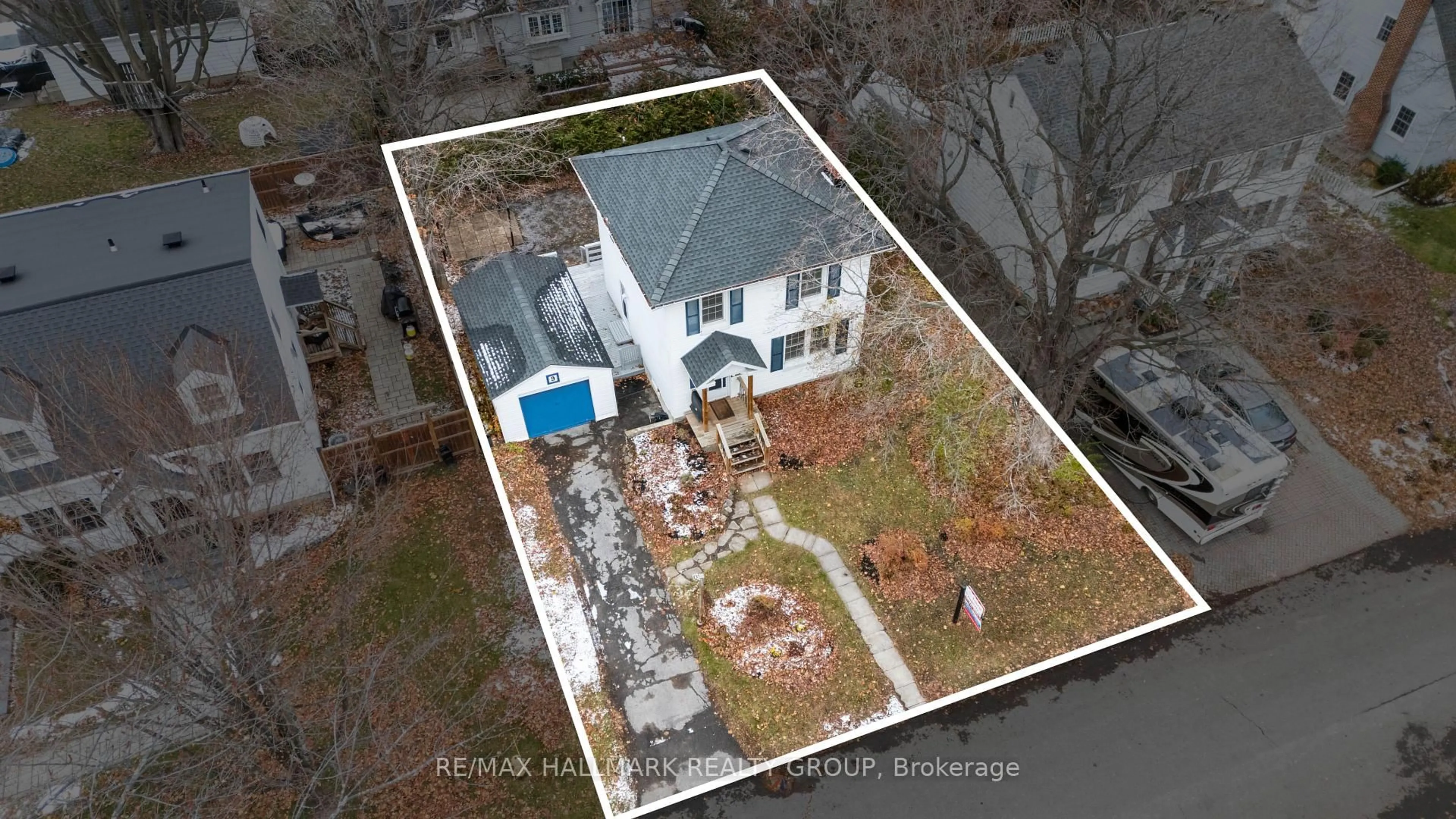 A pic from outside/outdoor area/front of a property/back of a property/a pic from drone, water/lake/river/ocean view for 9 BEDFORD Cres, Ottawa Ontario K1K 0E3