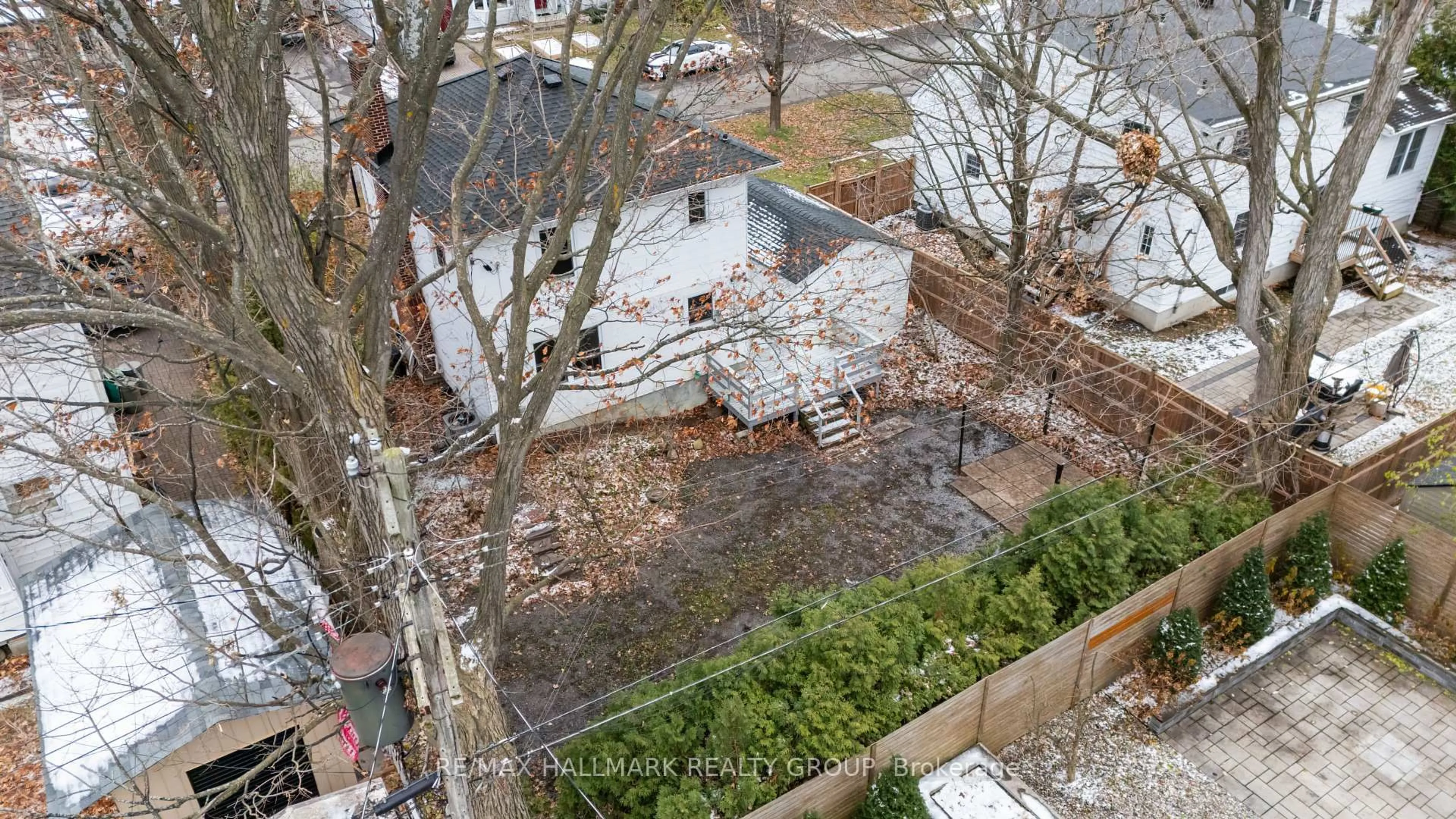 A pic from outside/outdoor area/front of a property/back of a property/a pic from drone, city buildings view from balcony for 9 BEDFORD Cres, Ottawa Ontario K1K 0E3