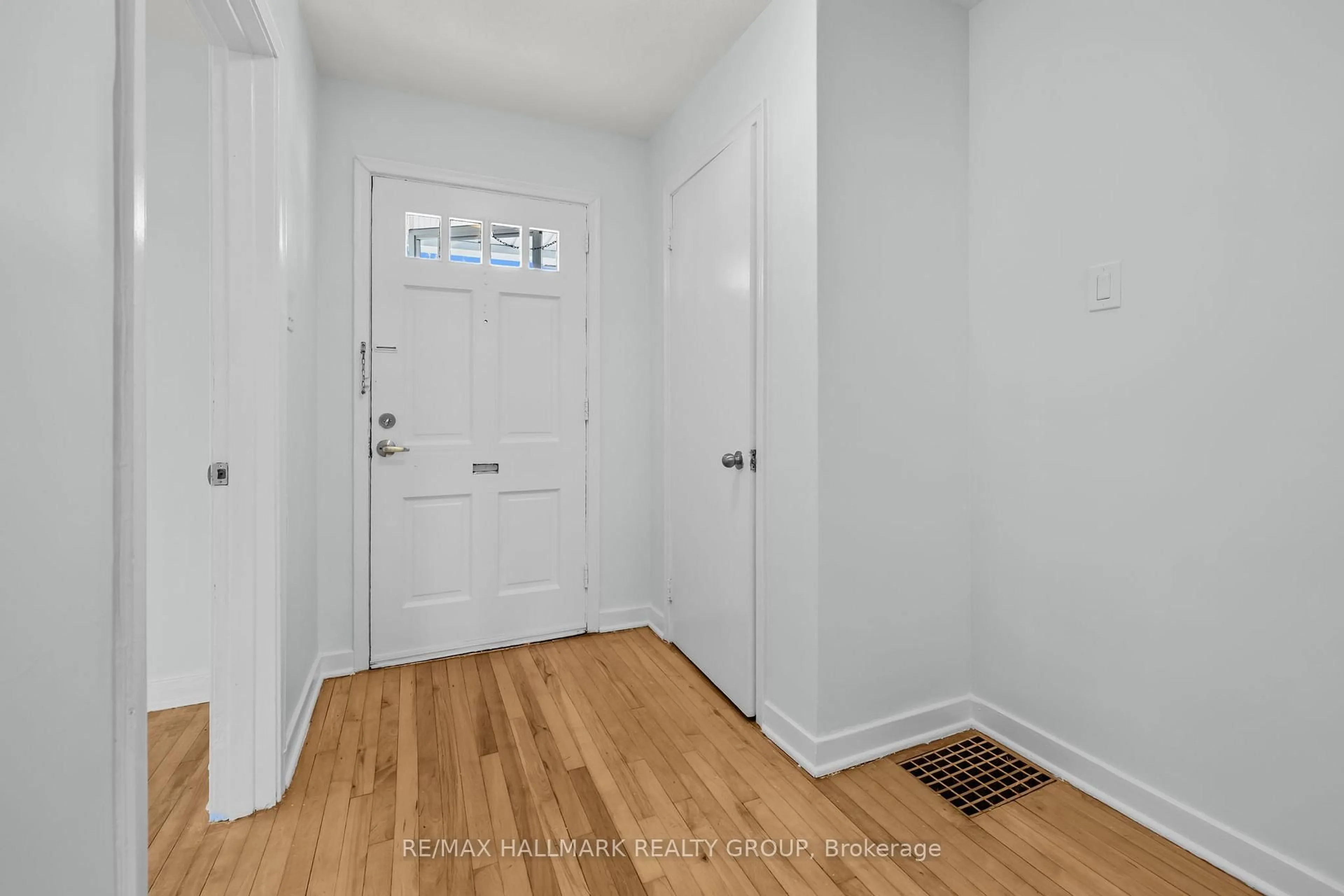 Indoor entryway for 9 BEDFORD Cres, Ottawa Ontario K1K 0E3