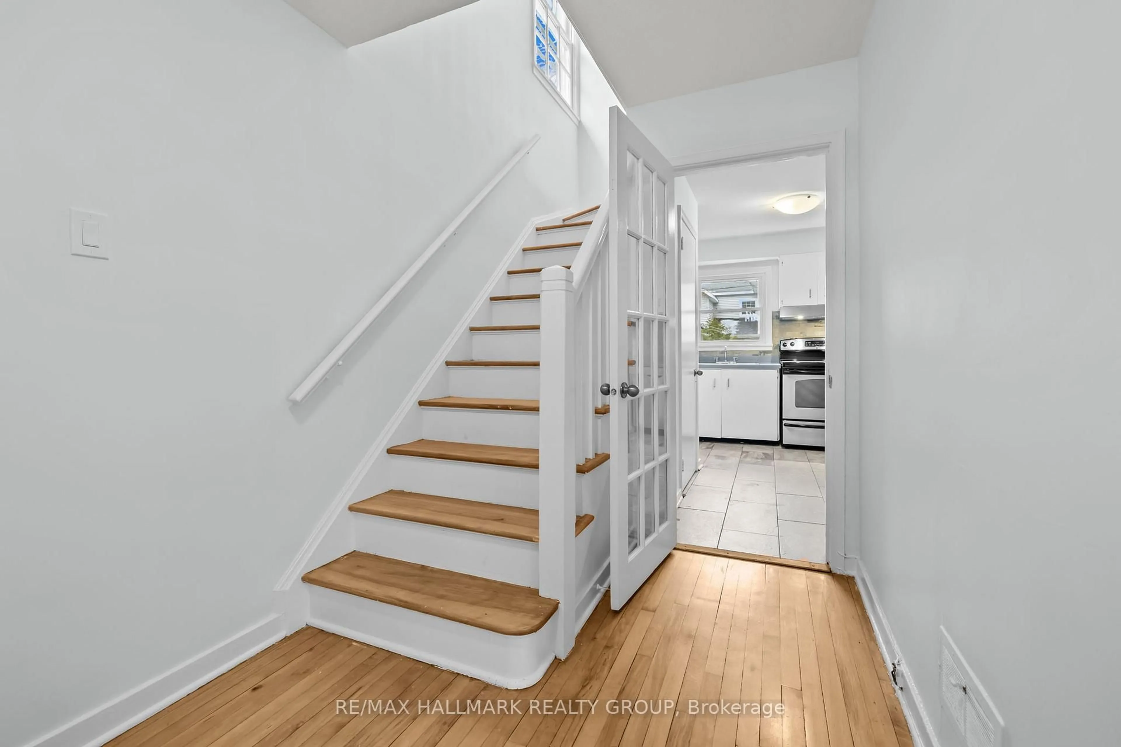 Indoor entryway for 9 BEDFORD Cres, Ottawa Ontario K1K 0E3