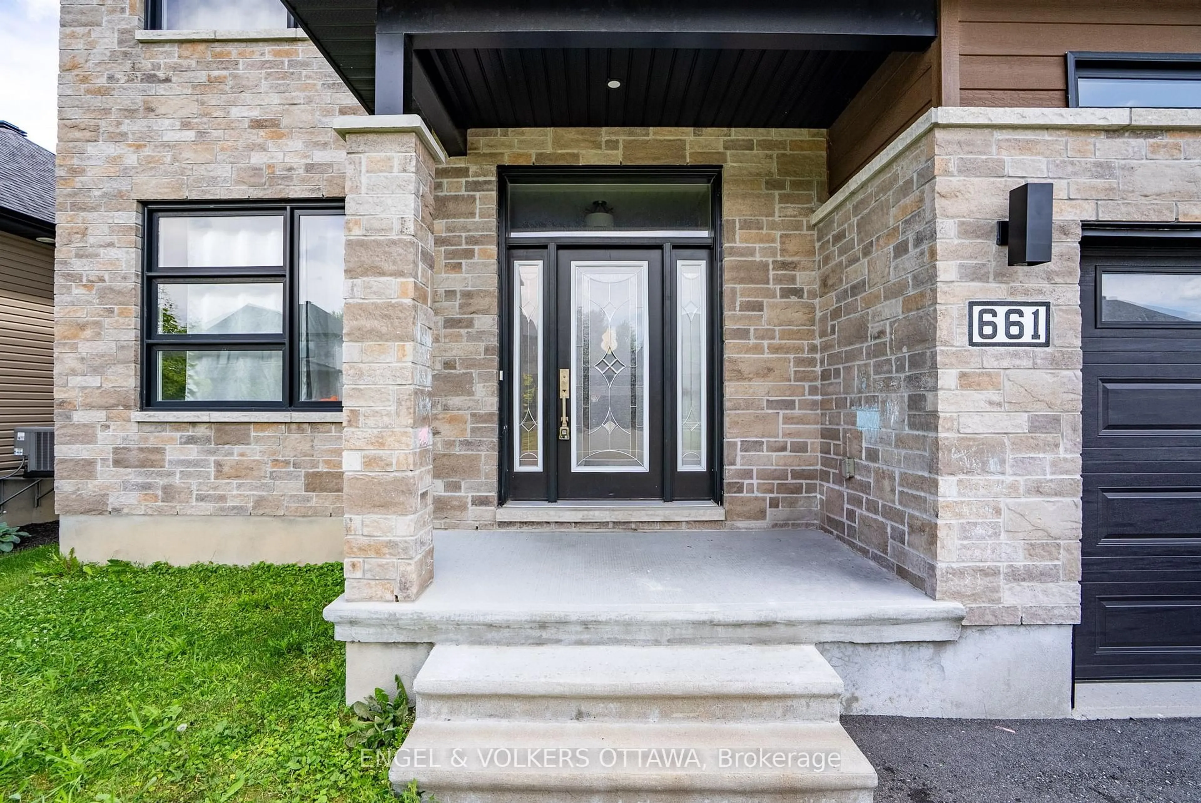 Indoor entryway for 661 Conservation St, Casselman Ontario K0A 1M0