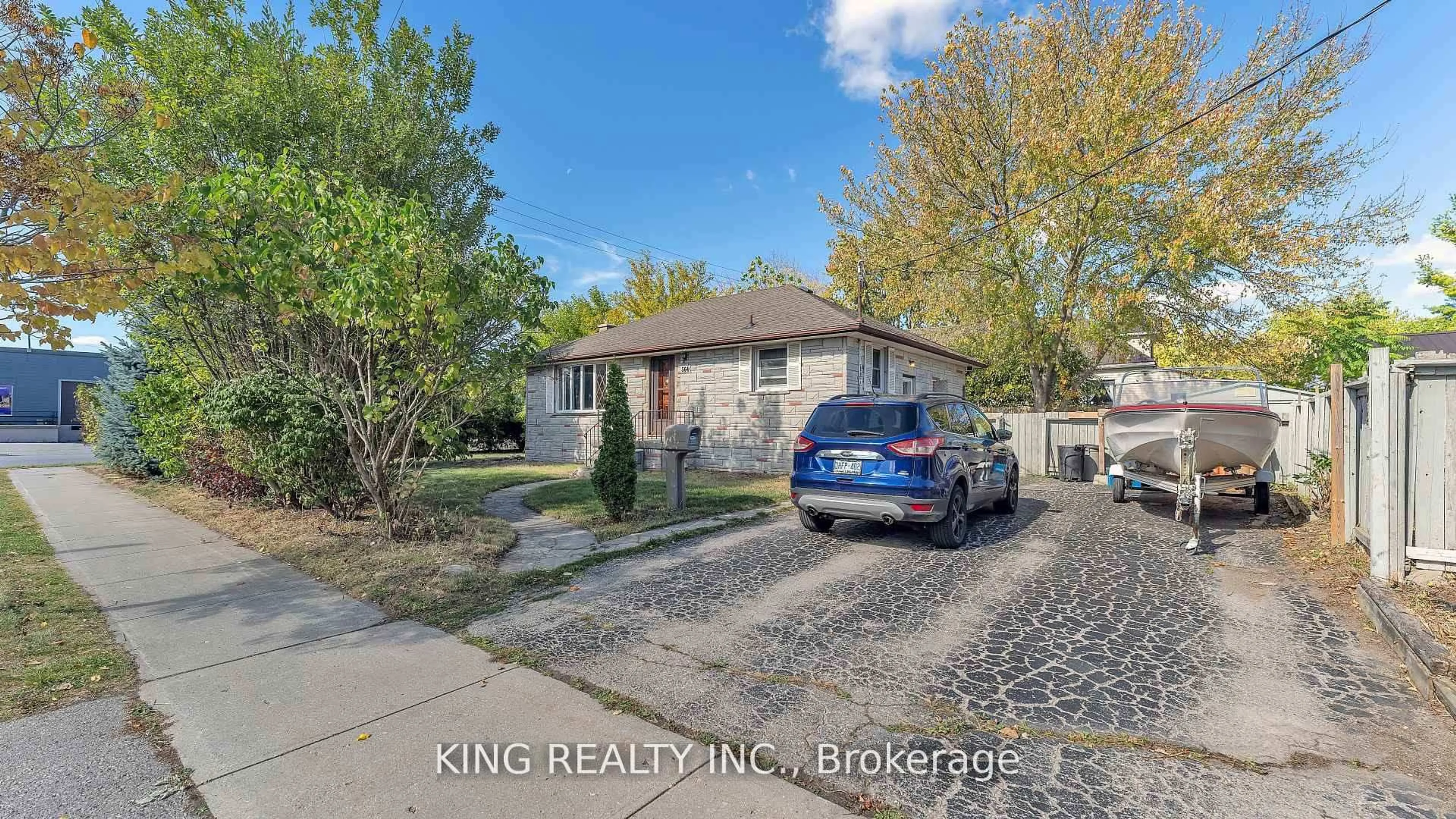 A pic from outside/outdoor area/front of a property/back of a property/a pic from drone, street for 564 FIRST St, London East Ontario N5V 1Z7