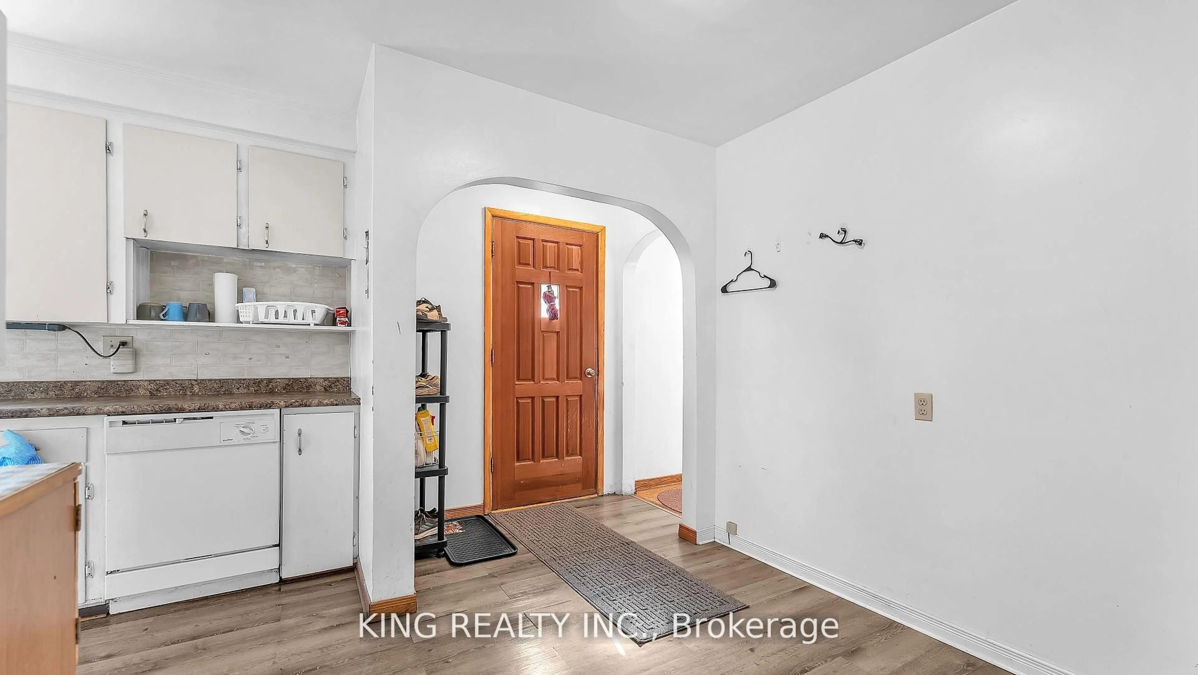 Indoor entryway for 564 FIRST St, London East Ontario N5V 1Z7