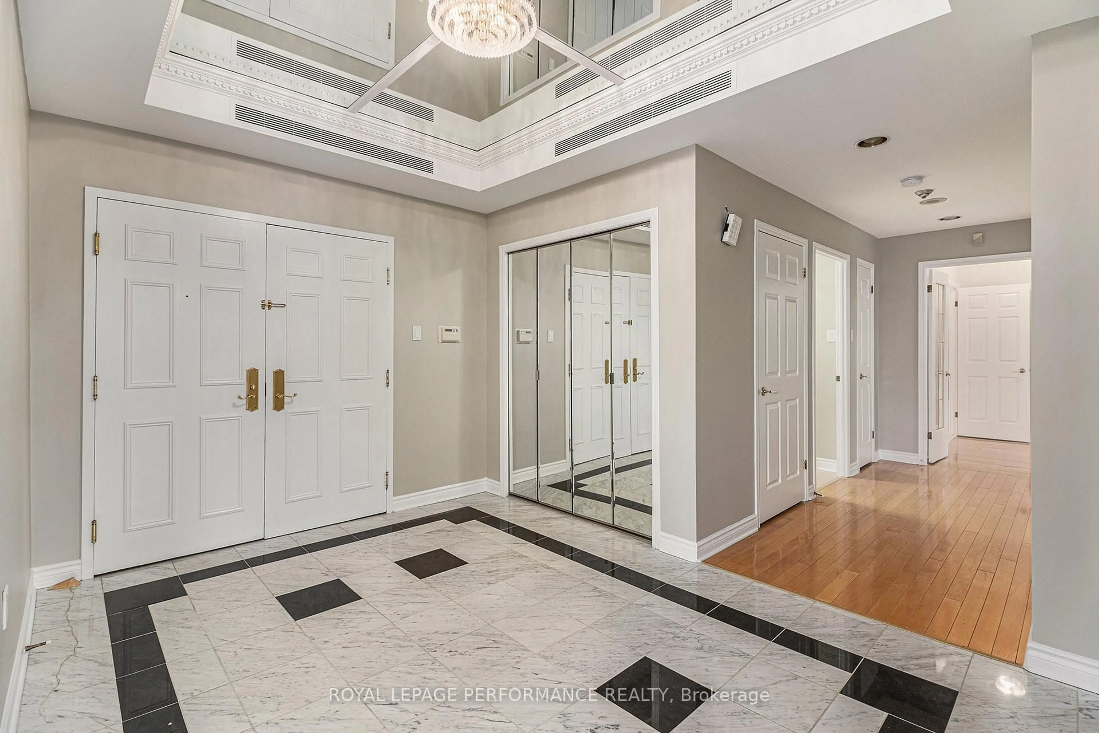 Indoor foyer for 1480 Riverside Dr #301, Ottawa Ontario K1G 5H2