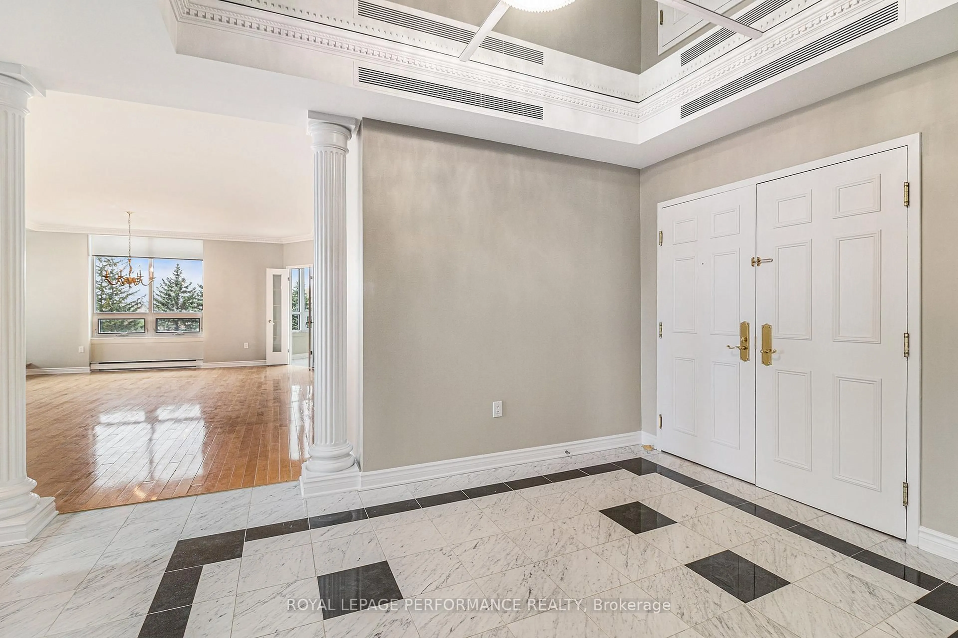 Indoor foyer for 1480 Riverside Dr #301, Ottawa Ontario K1G 5H2