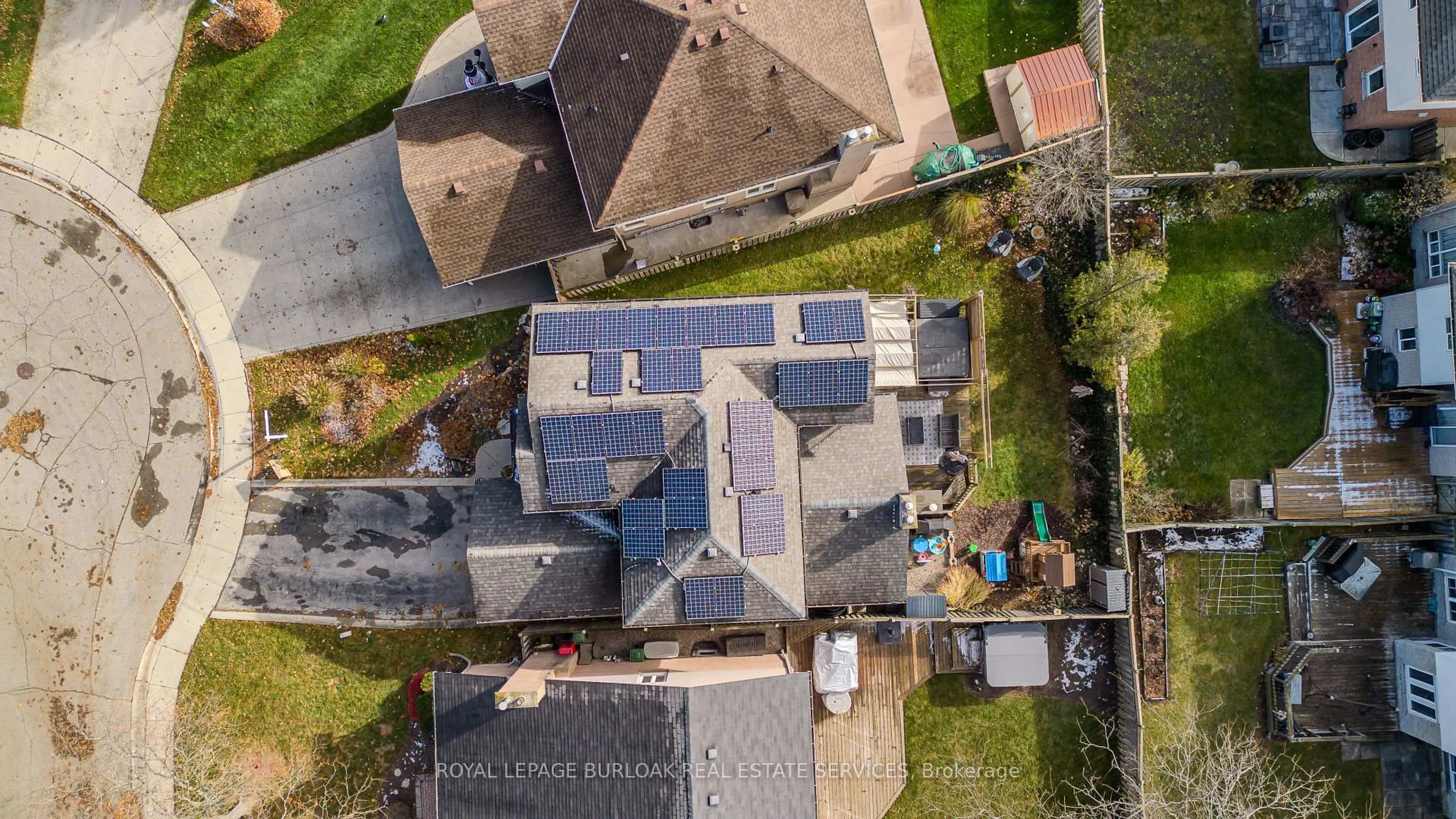 A pic from outside/outdoor area/front of a property/back of a property/a pic from drone, street for 347 Delancey Blvd, Hamilton Ontario L9B 2B4