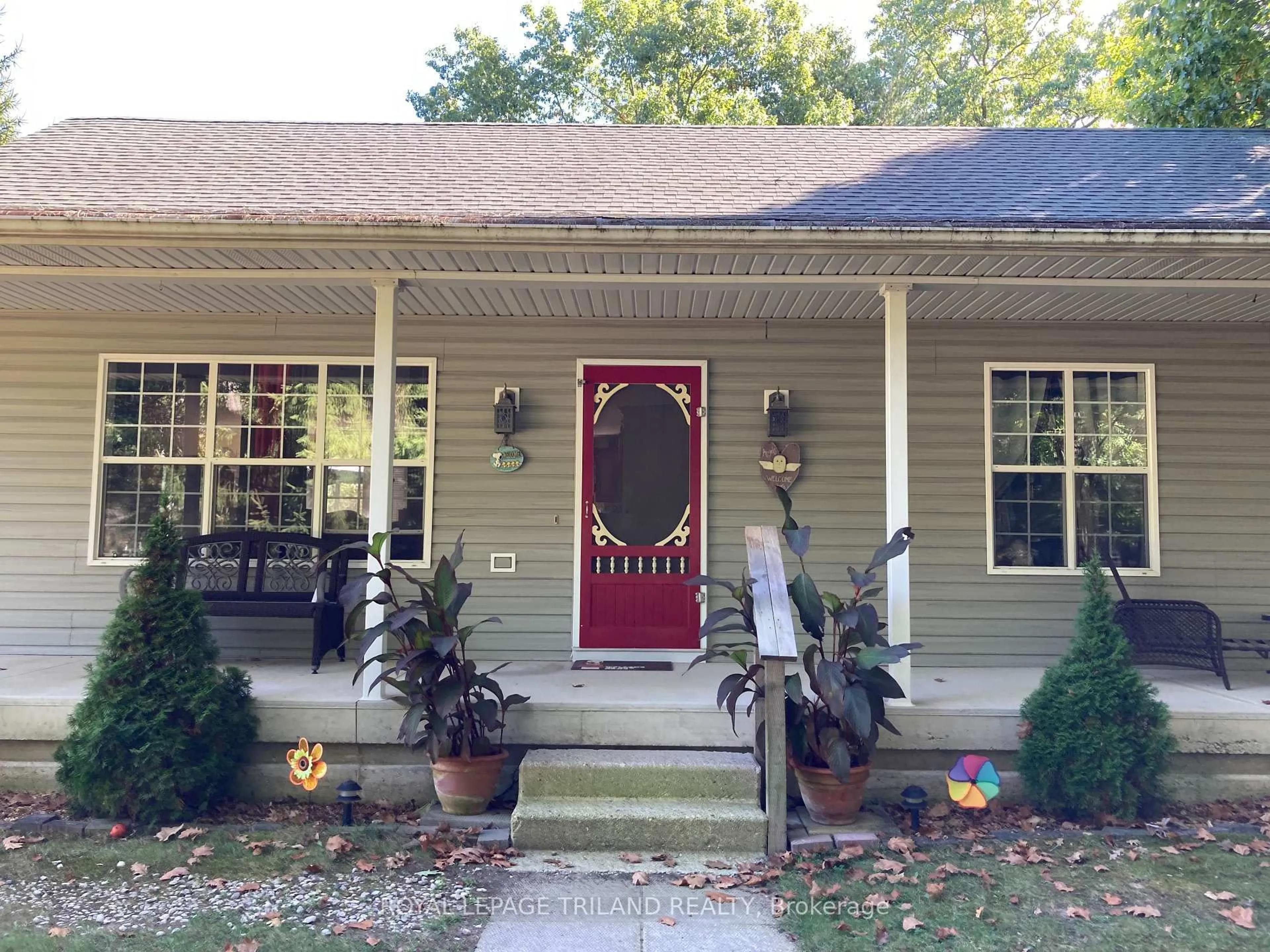 Home with vinyl exterior material, street for 9909 Northville Cres, Lambton Shores Ontario N0M 2N0