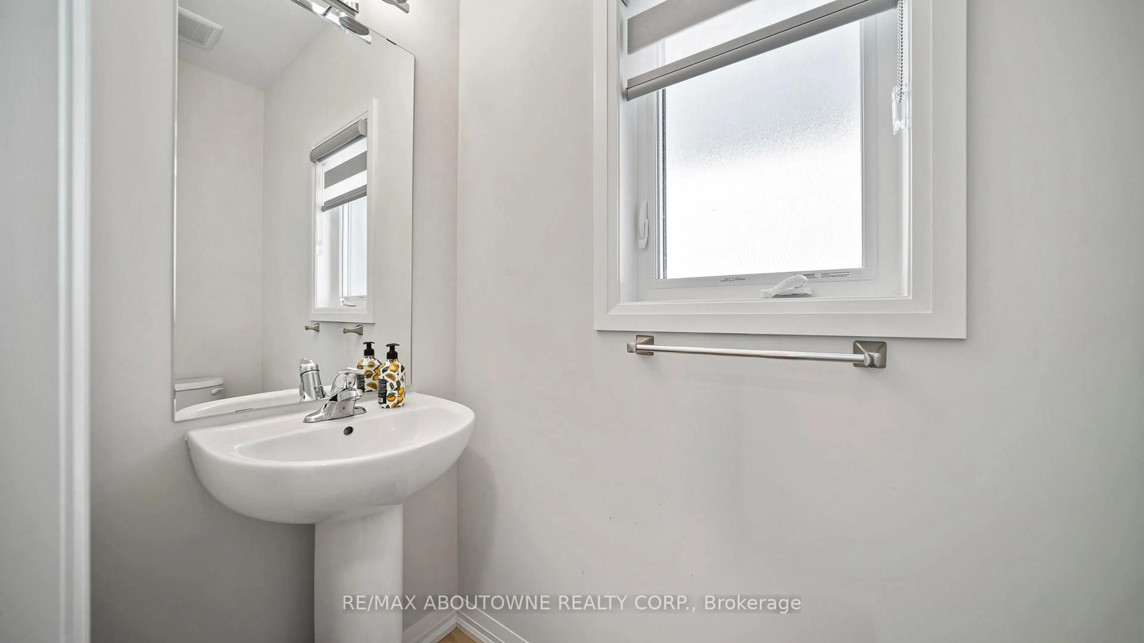 Standard bathroom, ceramic/tile floor for 5 Wilson Dr, Thorold Ontario L2V 0M3