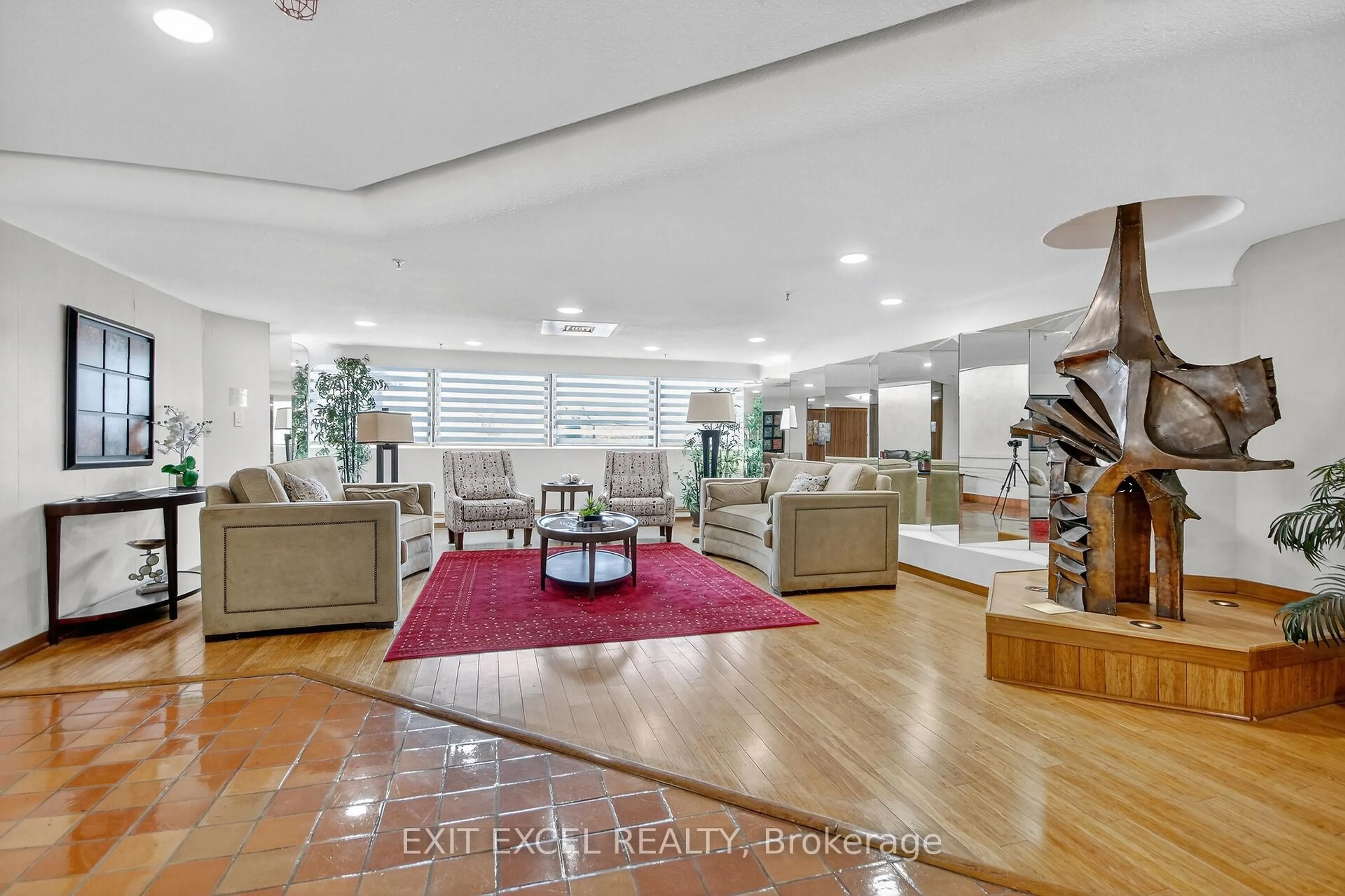 Indoor foyer for 415 Greenview Ave #1503, Ottawa Ontario K2B 8G5