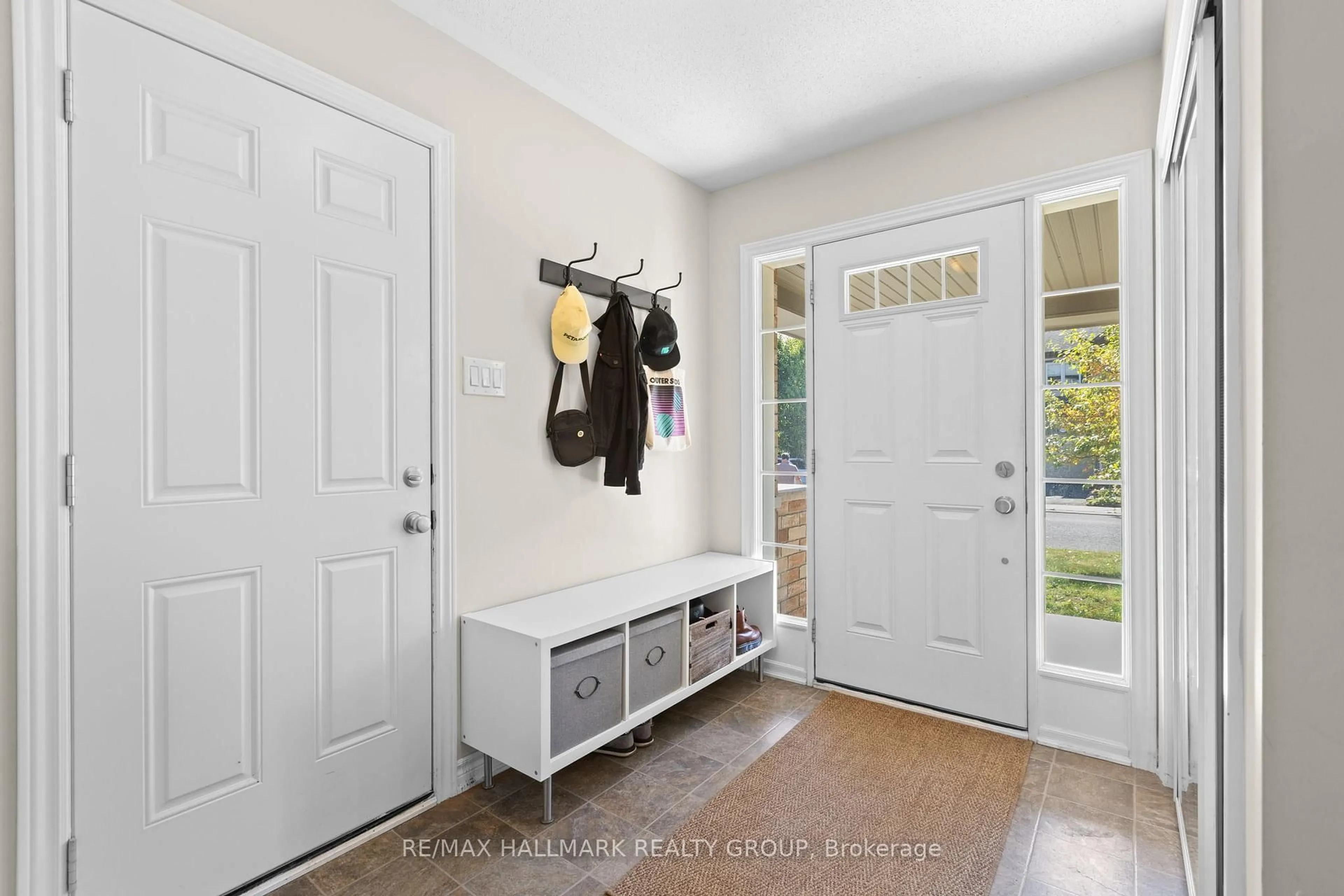 Indoor entryway for 469 Meadowhawk Cres, Ottawa Ontario K2J 5W7